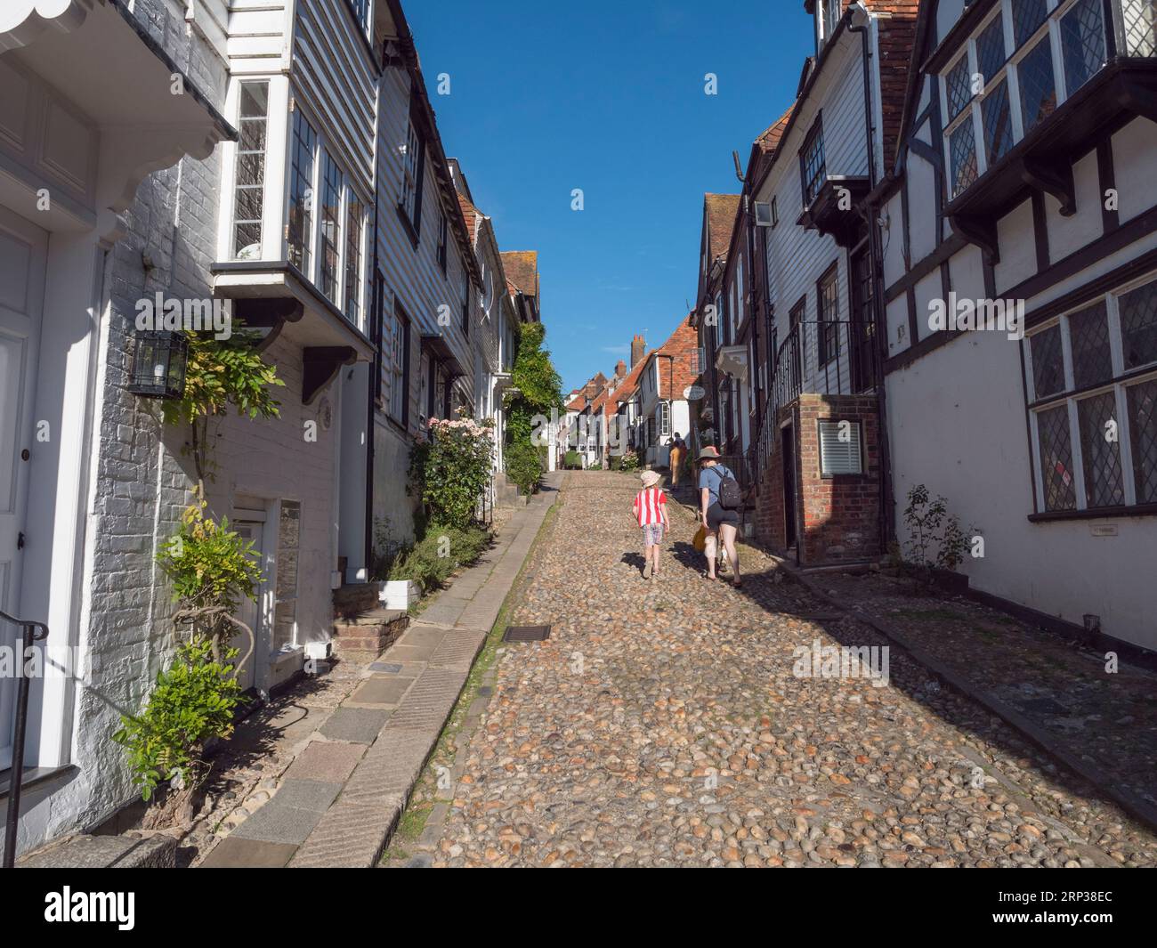 Ammira Mermaid Street, una storica strada acciottolata a Rye, East Sussex, Regno Unito. Foto Stock