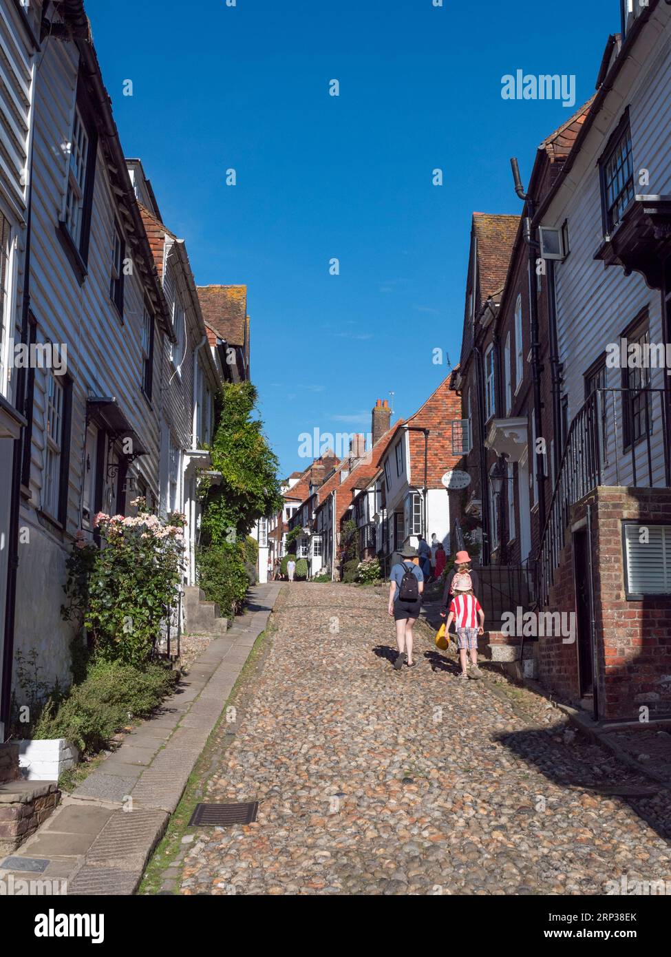 Ammira Mermaid Street, una storica strada acciottolata a Rye, East Sussex, Regno Unito. Foto Stock