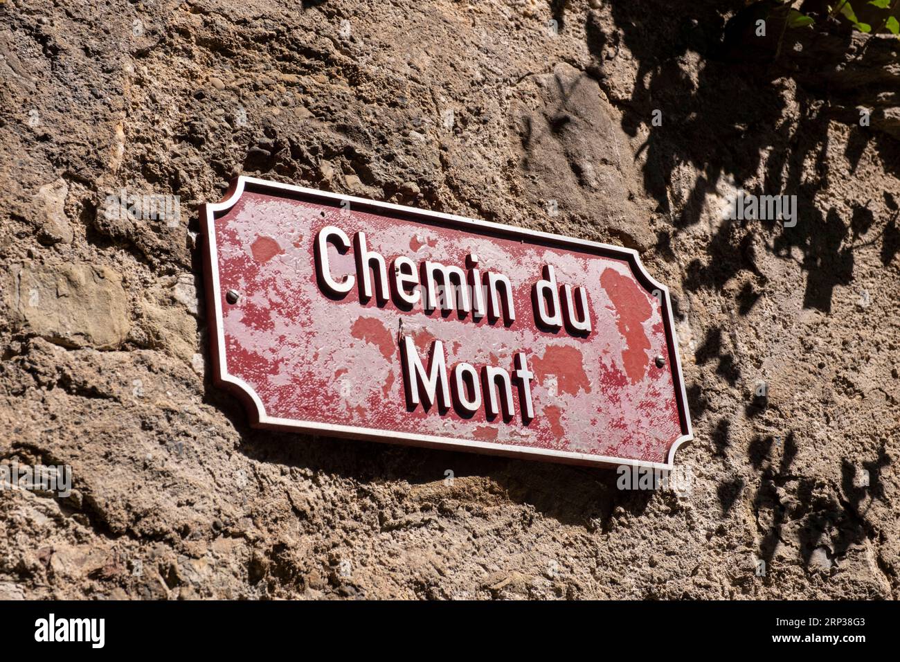 Cartello stradale nel villaggio di Saint Saphorin, nella regione vinicola di Lavaux, Cantone di Vaud, Svizzera. Foto Stock