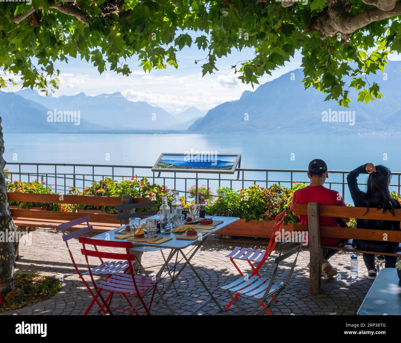 Vista sul lago di Ginevra dalla terrazza del Cafe de la Poste, Chexbres, Canton Vaud, Svizzera Foto Stock