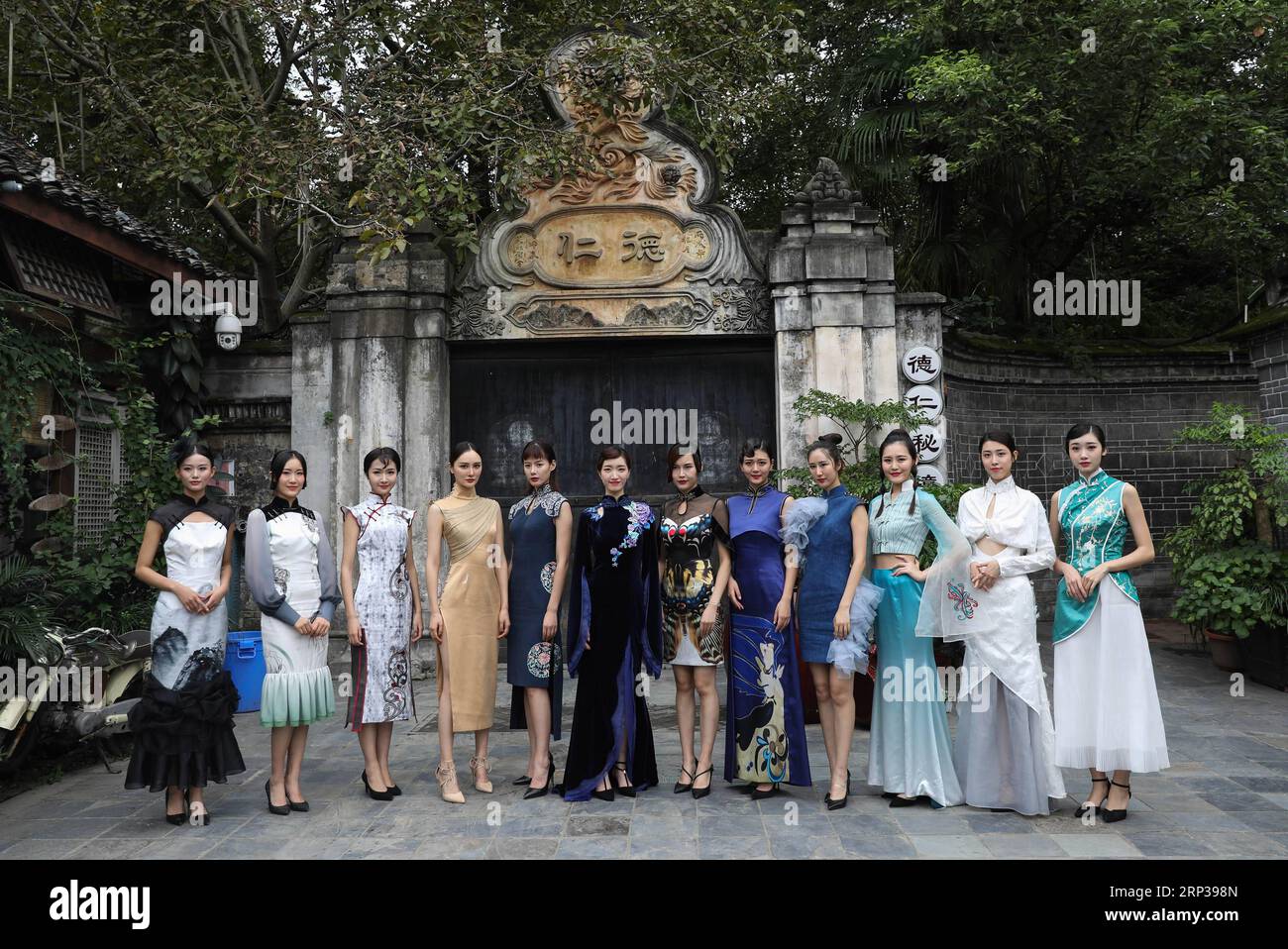 (180926) -- DAYI, 26 settembre 2018 -- i modelli presentano 12 pezzi di cheongsam che vincono un concorso di design cheongsam nell'antica città di Anren a Chengdu, nella provincia del Sichuan della Cina sud-occidentale, 26 settembre 2018. Cheongsam è un abito tradizionale cinese da donna, conosciuto anche come Qipao. (mp) CHINA-SICHUAN-ANCIENT TOWN-CHEONGSAM SHOW (CN) JiangxHongjing PUBLICATIONxNOTxINxCHN Foto Stock