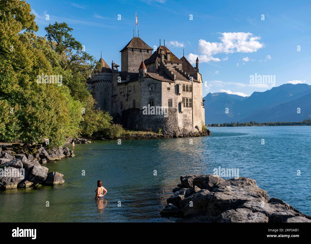 Castello di Chillon (Chateau de Chillon) sulle rive del Lago di Ginevra situato tra Montreux e Villeneuve nel Cantone di Vaud, Svizzera. Foto Stock