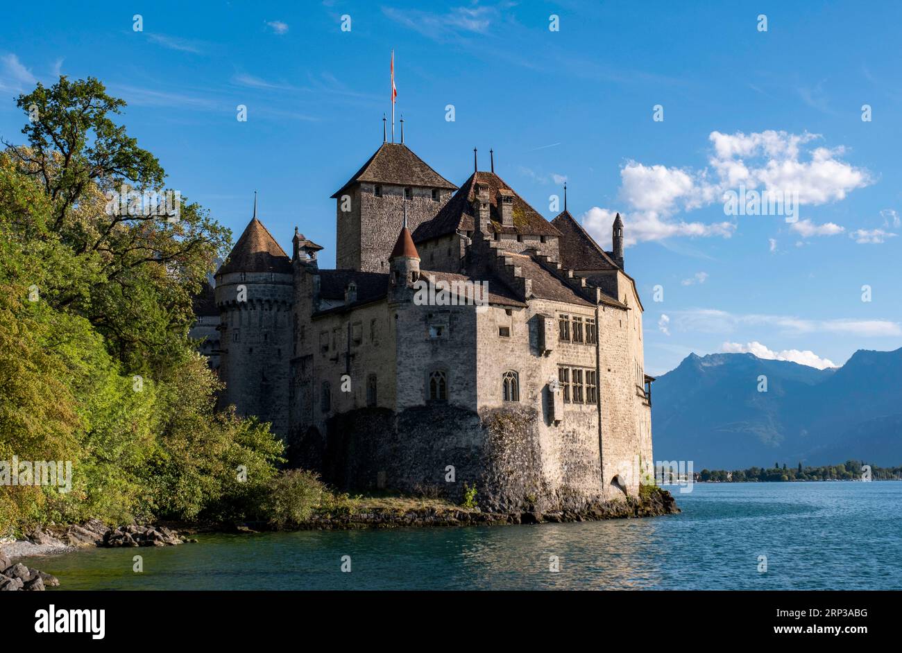Castello di Chillon (Chateau de Chillon) sulle rive del Lago di Ginevra situato tra Montreux e Villeneuve nel Cantone di Vaud, Svizzera. Foto Stock