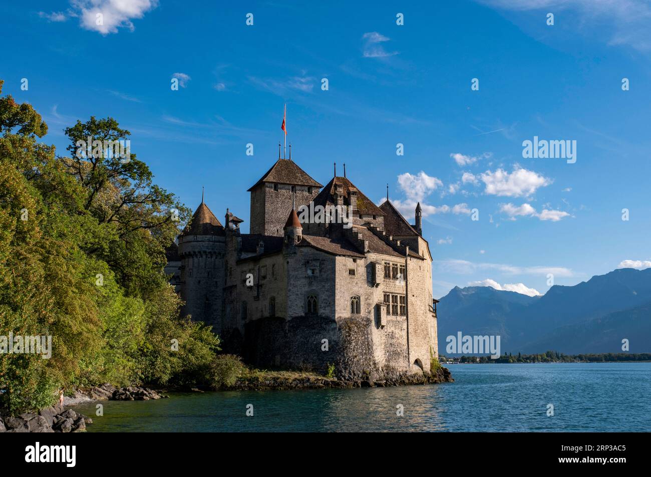 Castello di Chillon (Chateau de Chillon) sulle rive del Lago di Ginevra situato tra Montreux e Villeneuve nel Cantone di Vaud, Svizzera. Foto Stock