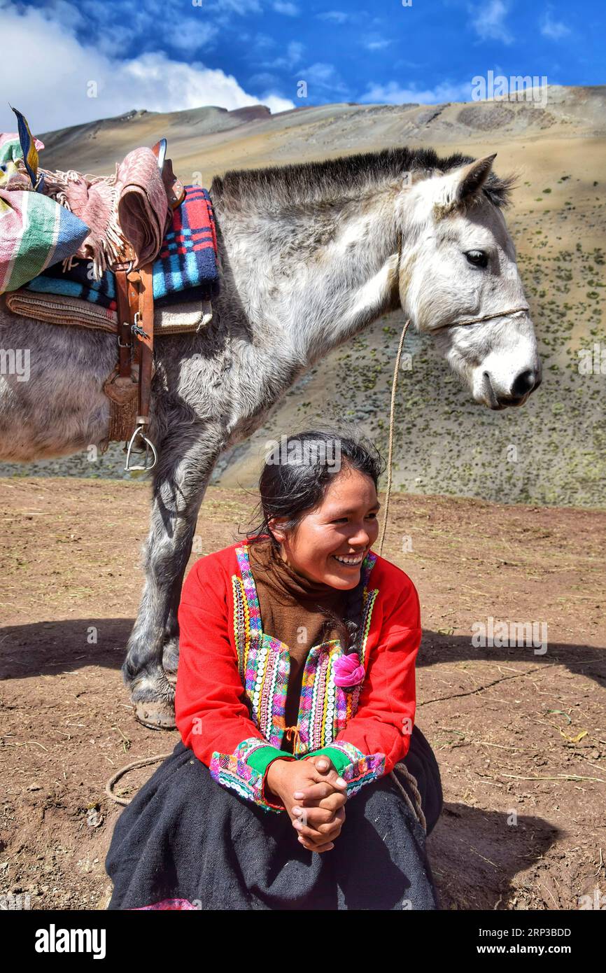 Donna tradizionale ai monti Vinicunca vicino Cuzco Foto Stock