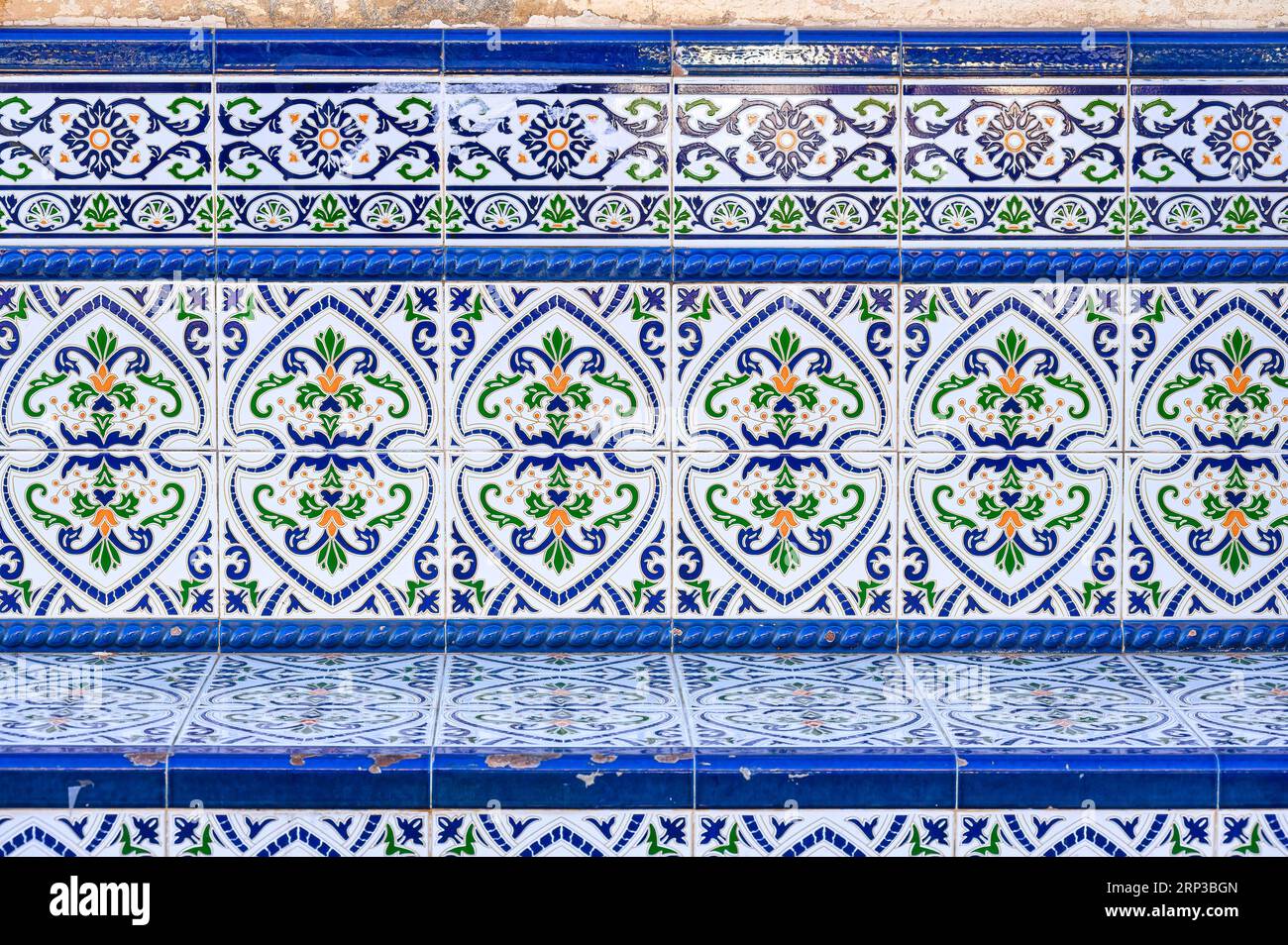 Alicante, Spagna, vecchie panchine di piastrelle in una strada cittadina Foto Stock
