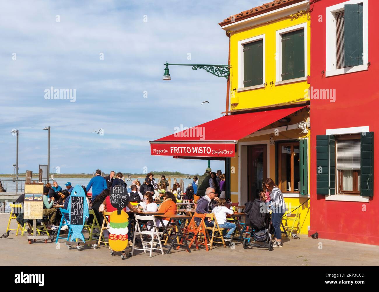 Isola di Burano nella laguna veneta, comune di Venezia, Italia. Ristorante/bar Fritto misto sul lungomare. Foto Stock