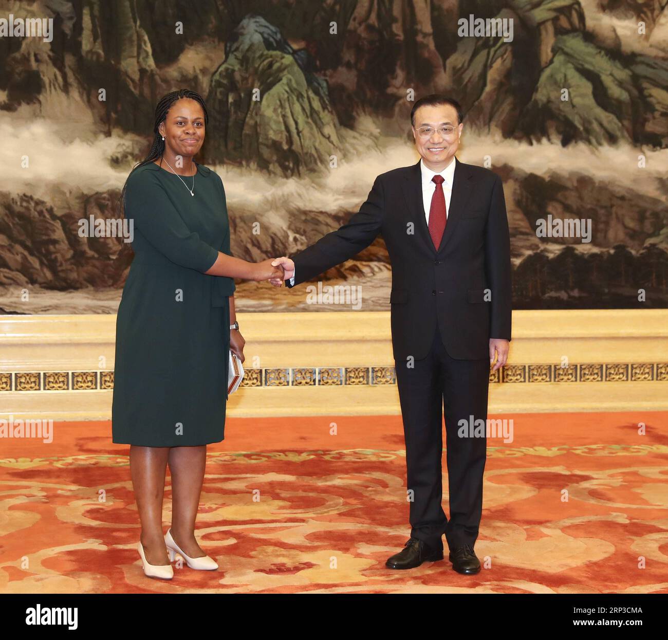 (180930) -- PECHINO, 30 settembre 2018 -- il Premier cinese li Keqiang (R) incontra Isabel Domingos, Sao Tome e l'ambasciatore di Principe in Cina, a Pechino, capitale della Cina, 30 settembre 2018. Li ha incontrato 29 nuovi ambasciatori in Cina in vista della giornata Nazionale del paese.) (Zyd) CHINA-BEIJING-li KEQIANG-INCONTRO DEGLI AMBASCIATORI STRANIERI (CN) PangxXinglei PUBLICATIONxNOTxINxCHN Foto Stock