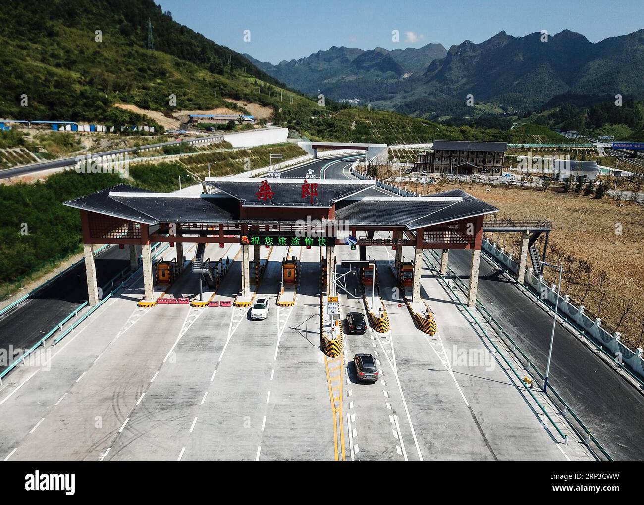 (181001) -- WANGMO, 1 ottobre 2018 -- foto aerea scattata il 30 settembre 2018 mostra una stazione a pedaggio sull'autostrada Luodian-Wangmo che collega la contea di Luodian e la contea di Wangmo, nel sud-ovest della Cina, nella provincia di Guizhou. L'autostrada lunga 75 km è stata messa in funzione domenica. ) (ly) CHINA-GUIZHOU-LUODIAN-WANGMO HIGHWAY-OPERATION (CN) TaoxLiang PUBLICATIONxNOTxINxCHN Foto Stock