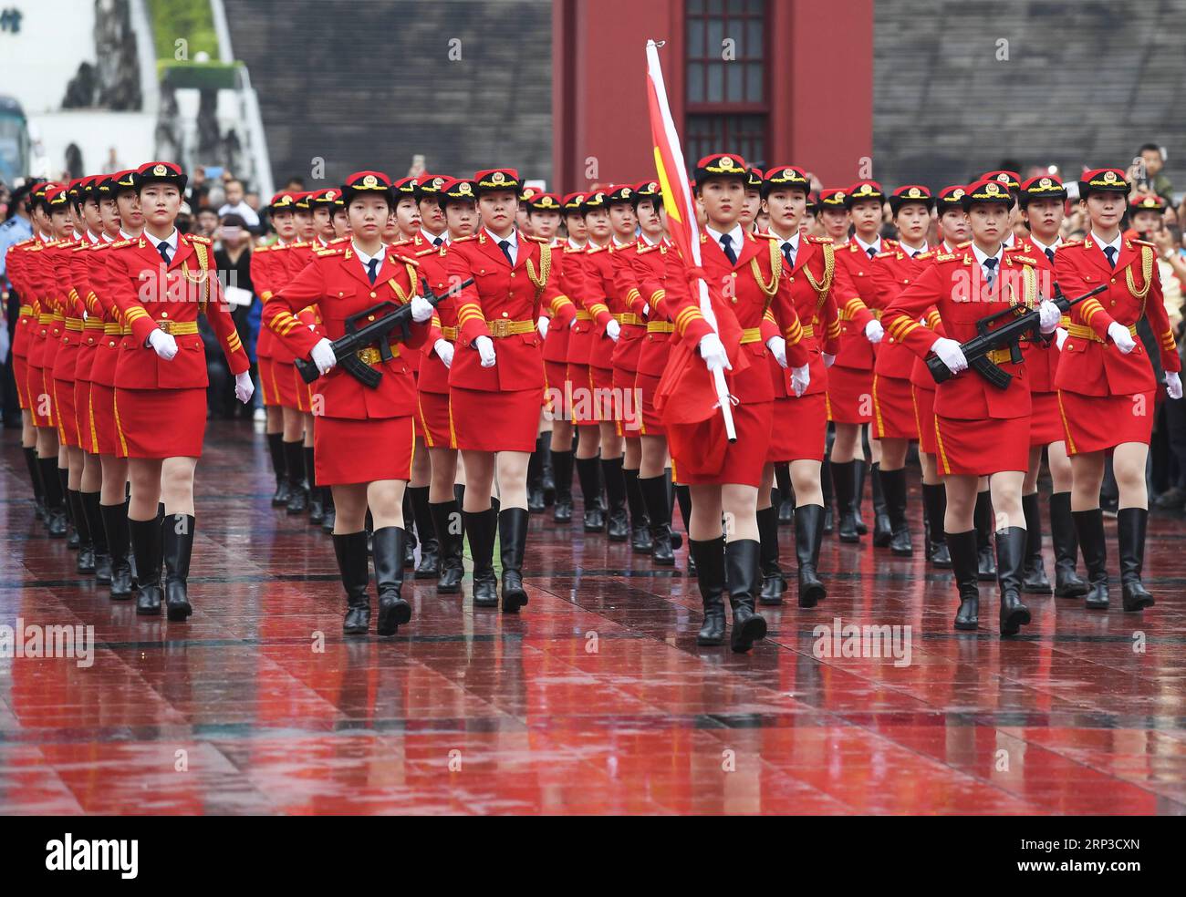 (181001) -- CHONGQING, 1° ottobre 2018 -- Una cerimonia nazionale di innalzamento della bandiera si tiene a Chongqing, nel sud-ovest della Cina, il 1° ottobre 2018, la giornata nazionale, per celebrare il 69° anniversario della fondazione della Repubblica Popolare Cinese). Yxb) CERIMONIA DI INNALZAMENTO DELLA BANDIERA IN CINA (CN) WangxQuanchao PUBLICATIONxNOTxINxCHN Foto Stock