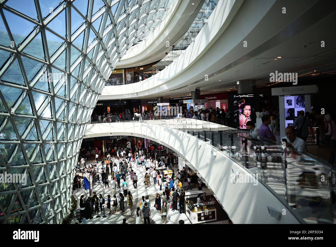 (181001) -- PECHINO, 1 ottobre 2018 -- i turisti visitano un negozio duty free a Sanya, nella provincia di Hainan nel sud della Cina, 18 febbraio 2018. ) Xinhua titoli: L'economia cinese potenzia GuoxCheng PUBLICATIONxNOTxINxCHN Foto Stock