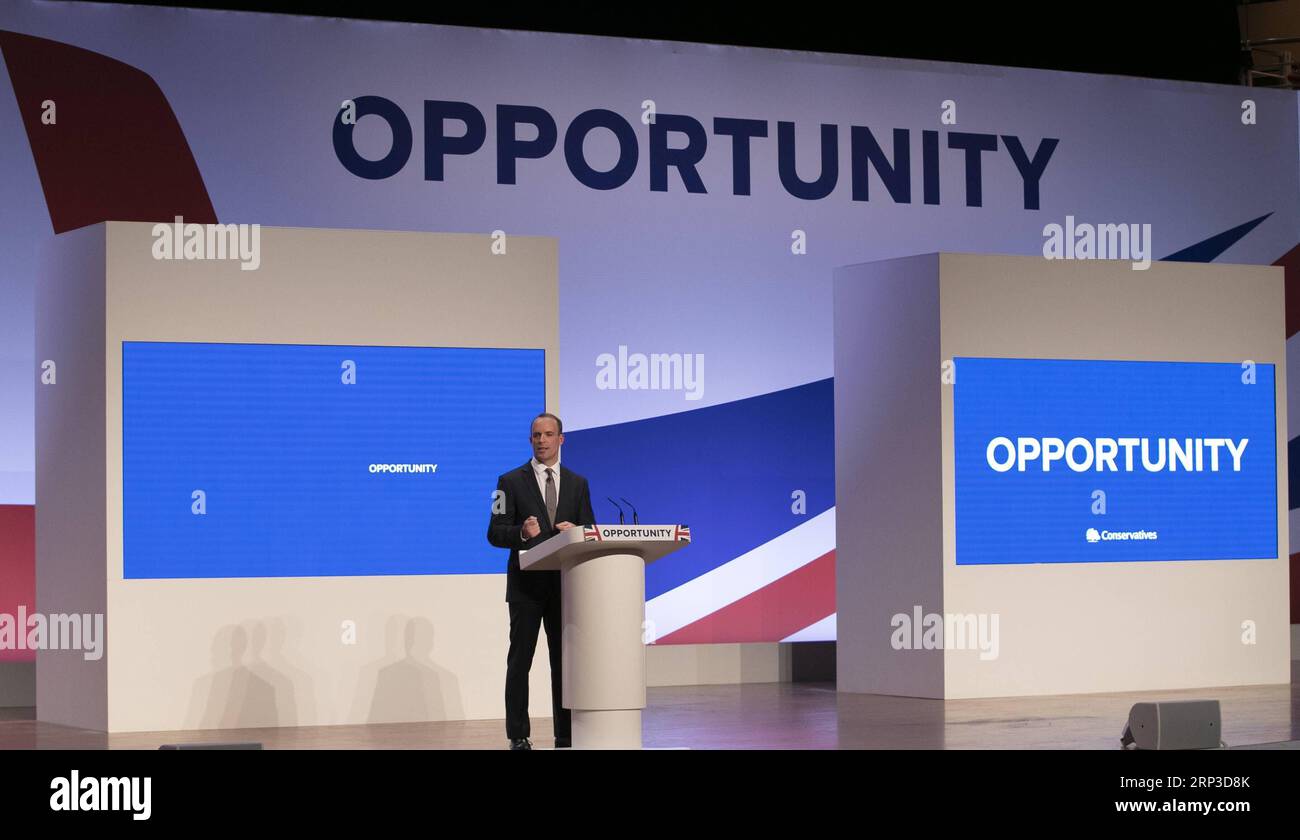 (181001) -- BIRMINGHAM, 1 ottobre 2018 -- Dominic Raab, Segretario di Stato britannico per l'uscita dall'Unione europea, gesti mentre tiene il suo discorso di apertura durante la conferenza annuale del Partito Conservatore 2018 a Birmingham, in Gran Bretagna, il 1° ottobre 2018. )(rh) CONFERENZA DEL PARTITO BRITANNICO-BIRMINGHAM-CONSERVATORE HanxYan PUBLICATIONxNOTxINxCHN Foto Stock