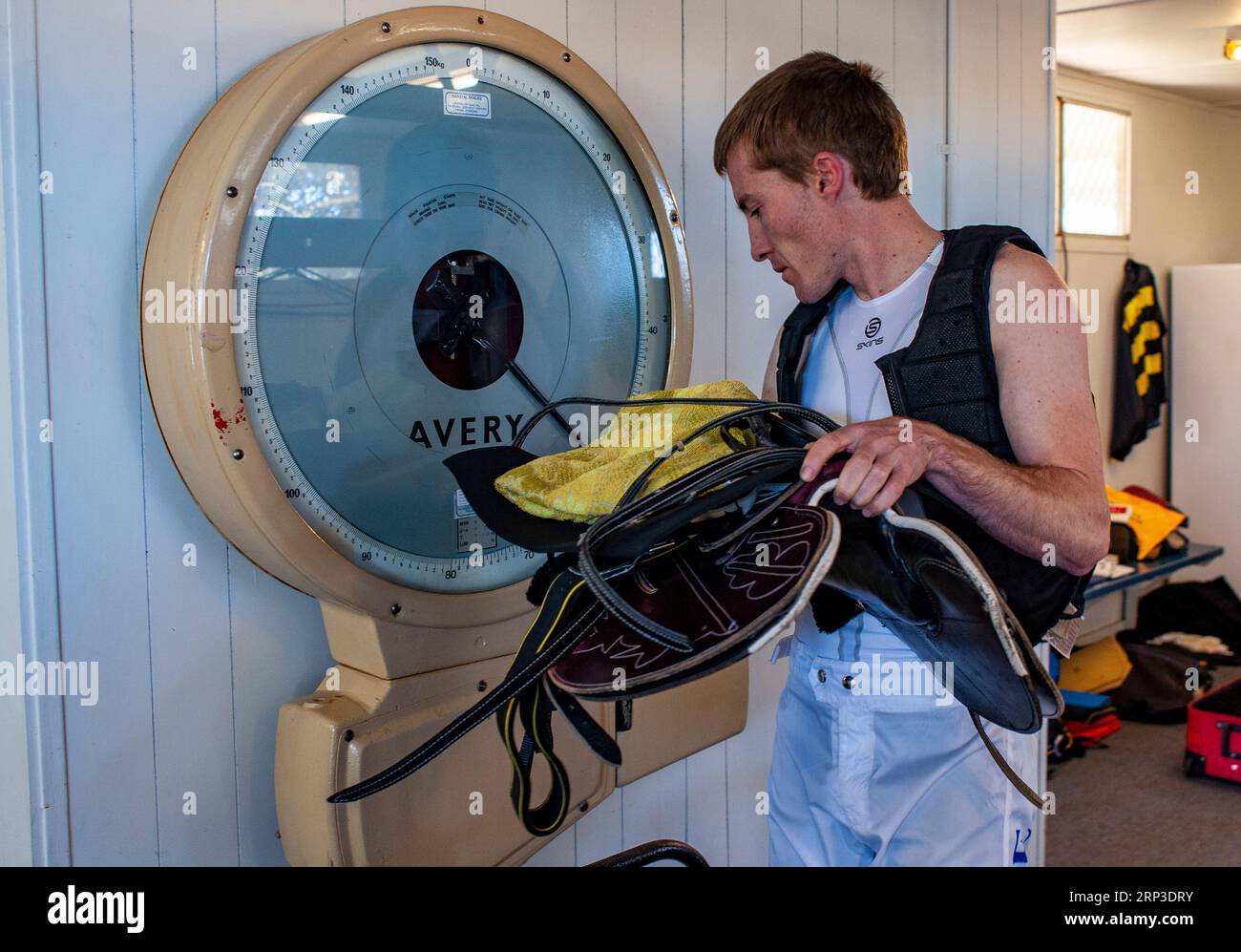 Jockey che pesa prima di una gara al Kalgoorlie Boulder Racing Club nell'Australia Occidentale Foto Stock