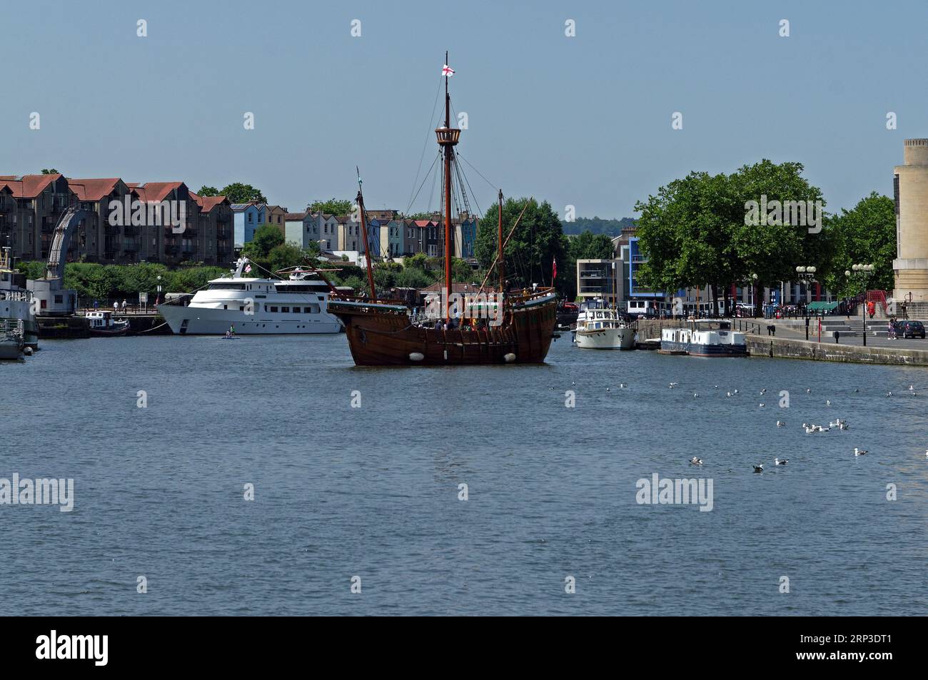 Replica della nave di Cabot - la Mathew - che naviga nel porto galleggiante, Bristol, Inghilterra Foto Stock