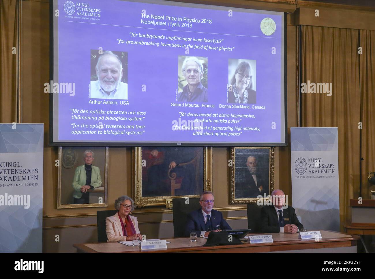 (181002) -- STOCCOLMA, 2 ottobre 2018 -- i membri del Comitato Nobel per la fisica annunciano i vincitori del Premio Nobel per la fisica 2018 durante una conferenza stampa presso la Royal Academy of Sciences di Stoccolma, Svezia, 2 ottobre 2018. Il Premio Nobel per la fisica 2018 viene assegnato a tre scienziati che lavorano nel campo della fisica laser, la Royal Swedish Academy of Sciences ha annunciato qui martedì. ) (Djj) SVEZIA-STOCCOLMA-PREMIO NOBEL-FISICA YexPingfan PUBLICATIONxNOTxINxCHN Foto Stock