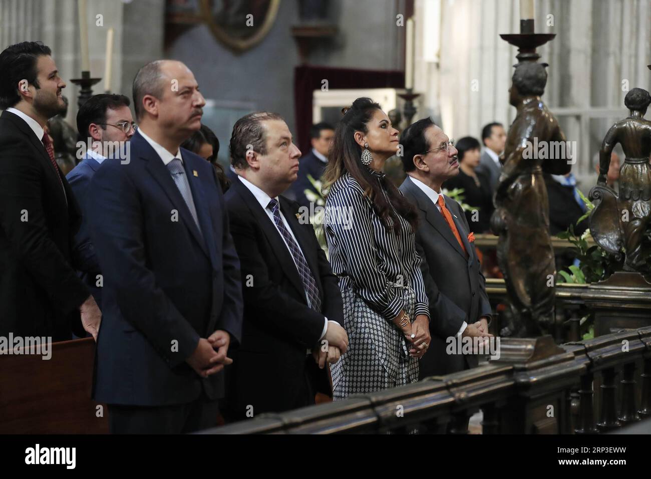 2 ottobre 2018 - EUM20181002SOC02.JPG.CIUDAD DE MEXICO.- anniversario/anniversario-EL UNIVERSAL.- Juan Francisco Ealy Lanz Duret, Direttore generale de El Gran Diario de Mexico; Juan Carlos Ealy Lanz Duret, Perla Diaz de Ealy, y el Licenciado Juan Francisco Ealy Ortiz, Presidente Ejecutivo y del Consejo de Administracion de EL UNIVERSAL, durante la cerimonia eucaristica en la Catedral metropolitana. Foto: Agencia EL UNIVERSAL//RCC. (Credit Image: © El Universal via ZUMA Wire) notizie latine: 2 ottobre 2018 IrvinxOlivares *** 2 ottobre 2018 EUM20181002SOC02 JPG CITTÀ DEL MESSICO anniversario Foto Stock