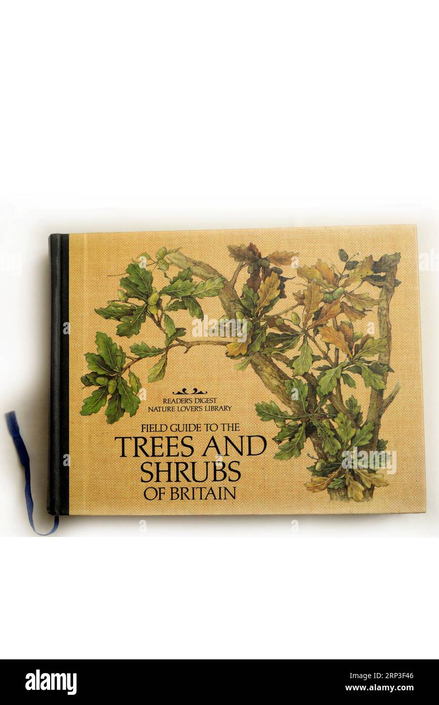 Reader's Digest Field Guide to the Trees and Shrubs of Britain. Reader's Digest Nature Lovers Library. Allestimento dello studio di copertina del libro Foto Stock