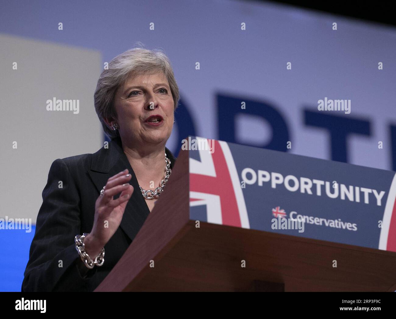 (181003) -- BIRMINGHAM, 3 ottobre 2018 -- il primo ministro britannico Theresa May tiene un discorso durante la conferenza annuale del Partito Conservatore 2018 a Birmingham, Gran Bretagna, il 3 ottobre 2018. Mercoledì il primo ministro britannico Theresa May ha escluso la possibilità di un secondo referendum sulla Brexit, affermando che il secondo referendum sarebbe stato un voto politico. )(dh) GRAN BRETAGNA-BIRMINGHAM-CONFERENZA DEL PARTITO CONSERVATORE-PRIMO MINISTRO HanxYan PUBLICATIONxNOTxINxCHN Foto Stock