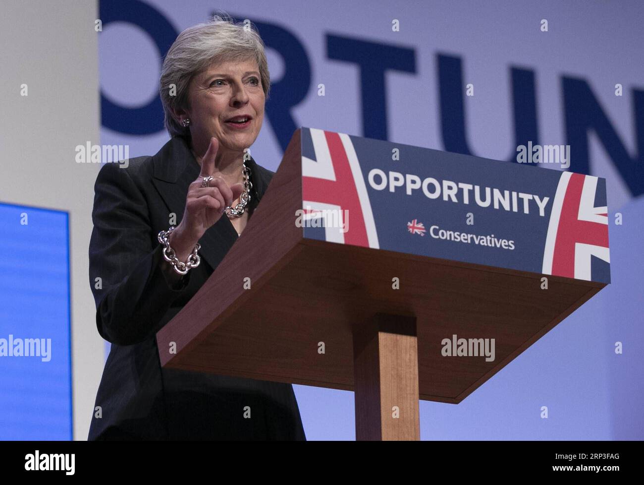 (181003) -- BIRMINGHAM, 3 ottobre 2018 -- il primo ministro britannico Theresa May tiene un discorso durante la conferenza annuale del Partito Conservatore 2018 a Birmingham, Gran Bretagna, il 3 ottobre 2018. Mercoledì il primo ministro britannico Theresa May ha escluso la possibilità di un secondo referendum sulla Brexit, affermando che il secondo referendum sarebbe stato un voto politico. )(dh) GRAN BRETAGNA-BIRMINGHAM-CONFERENZA DEL PARTITO CONSERVATORE-PRIMO MINISTRO HanxYan PUBLICATIONxNOTxINxCHN Foto Stock
