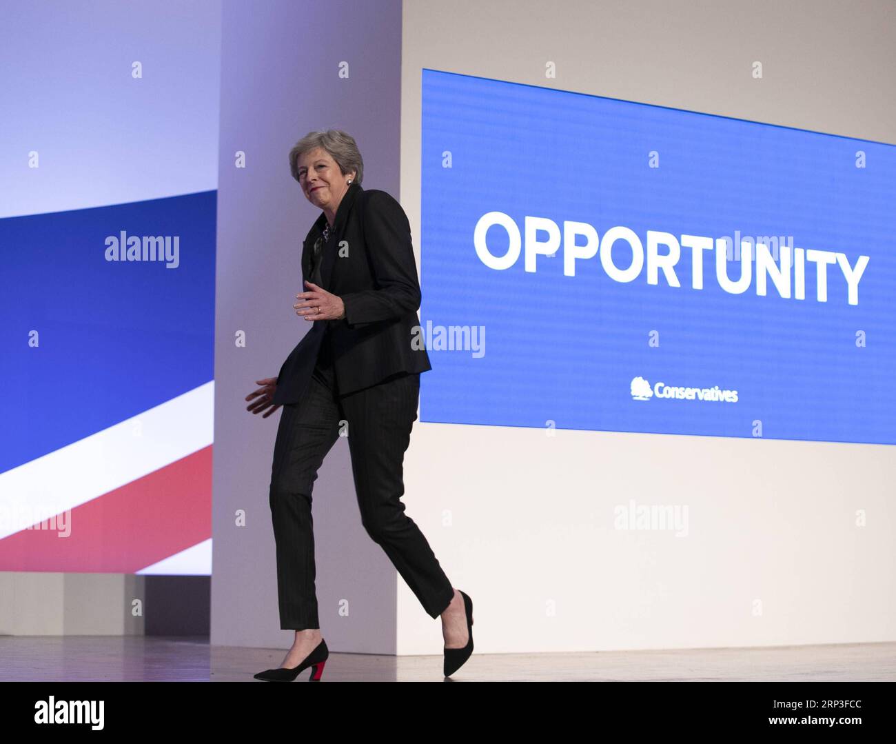 (181003) -- BIRMINGHAM, 3 ottobre 2018 -- il primo ministro britannico Theresa May balla sul palco per tenere un discorso durante la conferenza annuale del Partito Conservatore 2018 a Birmingham, Gran Bretagna, il 3 ottobre 2018. Mercoledì il primo ministro britannico Theresa May ha escluso la possibilità di un secondo referendum sulla Brexit, affermando che il secondo referendum sarebbe stato un voto politico. )(dh) GRAN BRETAGNA-BIRMINGHAM-CONFERENZA DEL PARTITO CONSERVATORE-PRIMO MINISTRO HanxYan PUBLICATIONxNOTxINxCHN Foto Stock
