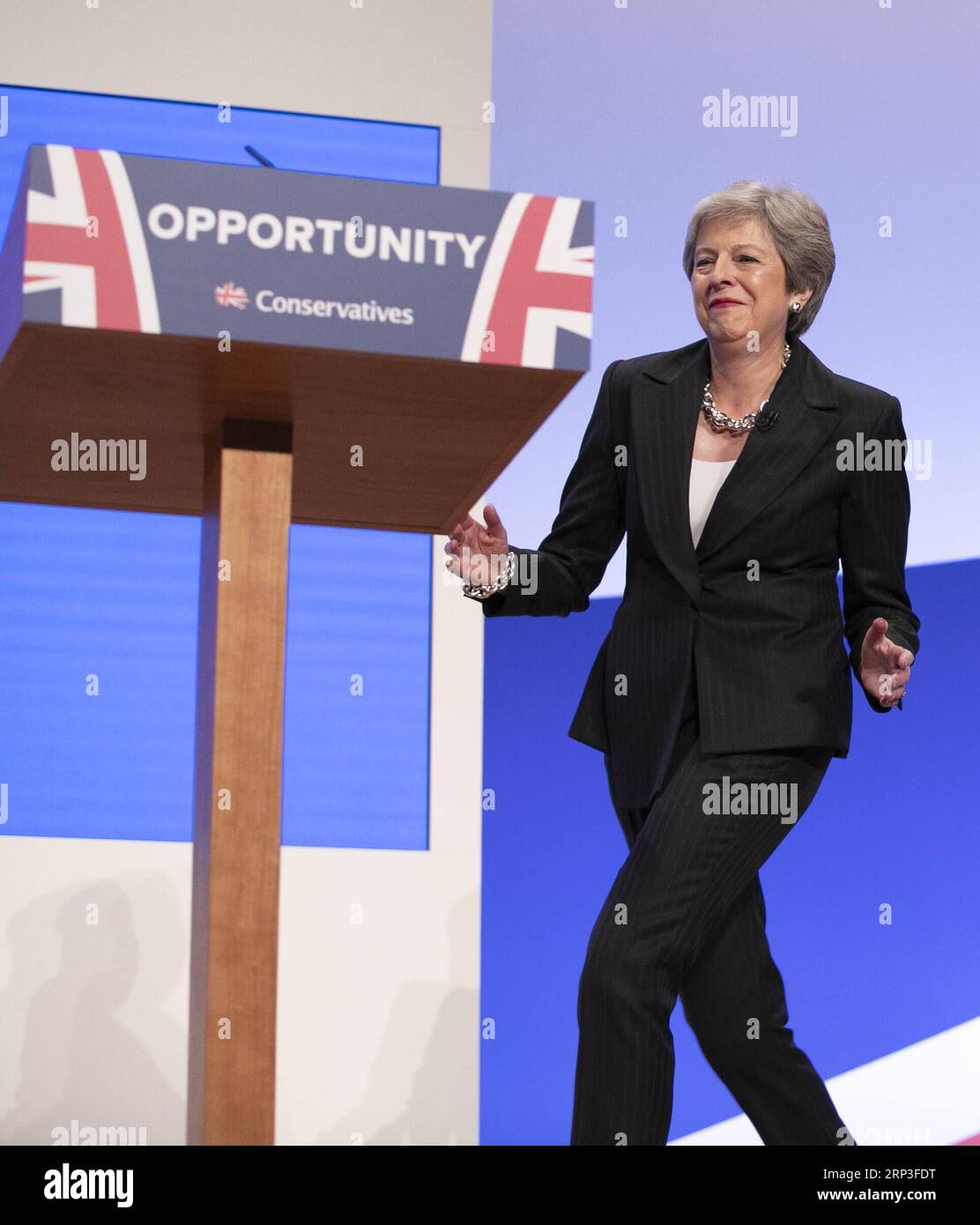 (181003) -- BIRMINGHAM, PTOM. 3, 2018 -- il primo ministro britannico Theresa May balla sul palco per tenere un discorso durante la conferenza annuale del Partito Conservatore 2018 a Birmingham, Gran Bretagna il 3 ottobre 2018. Mercoledì il primo ministro britannico Theresa May ha escluso la possibilità di un secondo referendum sulla Brexit, affermando che il secondo referendum sarebbe stato un voto politico. )(dh) GRAN BRETAGNA-BIRMINGHAM-CONFERENZA DEL PARTITO CONSERVATORE-PRIMO MINISTRO HanxYan PUBLICATIONxNOTxINxCHN Foto Stock