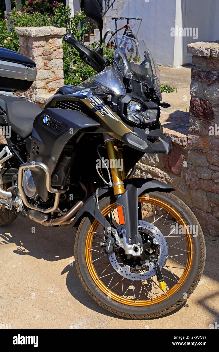 BMW 850cc nero e oro, isola di Tilos, vicino a Rodi, Dodeanese, Grecia Foto Stock