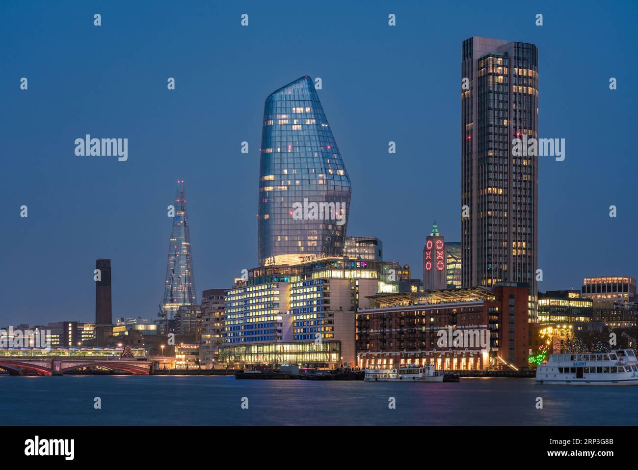 Si tratta di una vista notturna di edifici moderni e iconici lungo il Tamigi il 24 marzo 2022 a Londra, Regno Unito Foto Stock