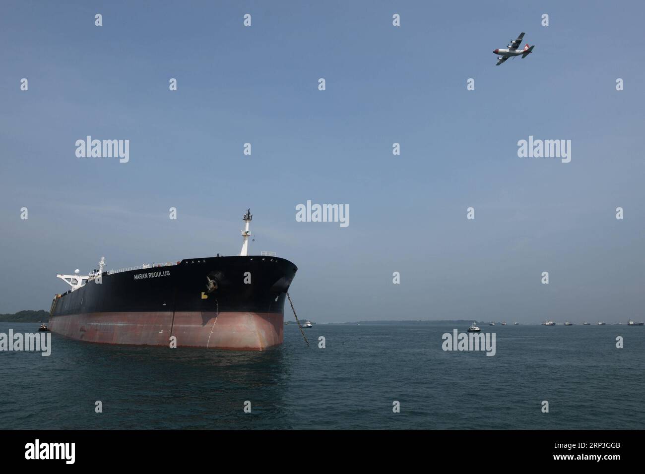 (181005) -- SINGAPORE, 5 ottobre 2018 -- Un aereo C-130 spruzza disperdente di petrolio simulato durante l'esercitazione congiunta di fuoriuscita di petrolio tenutasi nelle acque meridionali di Singapore il 5 ottobre 2018. L'Autorità marittima e portuale di Singapore (MPA) ha condotto un'esercitazione congiunta di fuoriuscite di petrolio multiagenzia qui venerdì. )(dh) SINGAPORE-ESTRAZIONE PETROLIFERA ThenxChihxWey PUBLICATIONxNOTxINxCHN Foto Stock