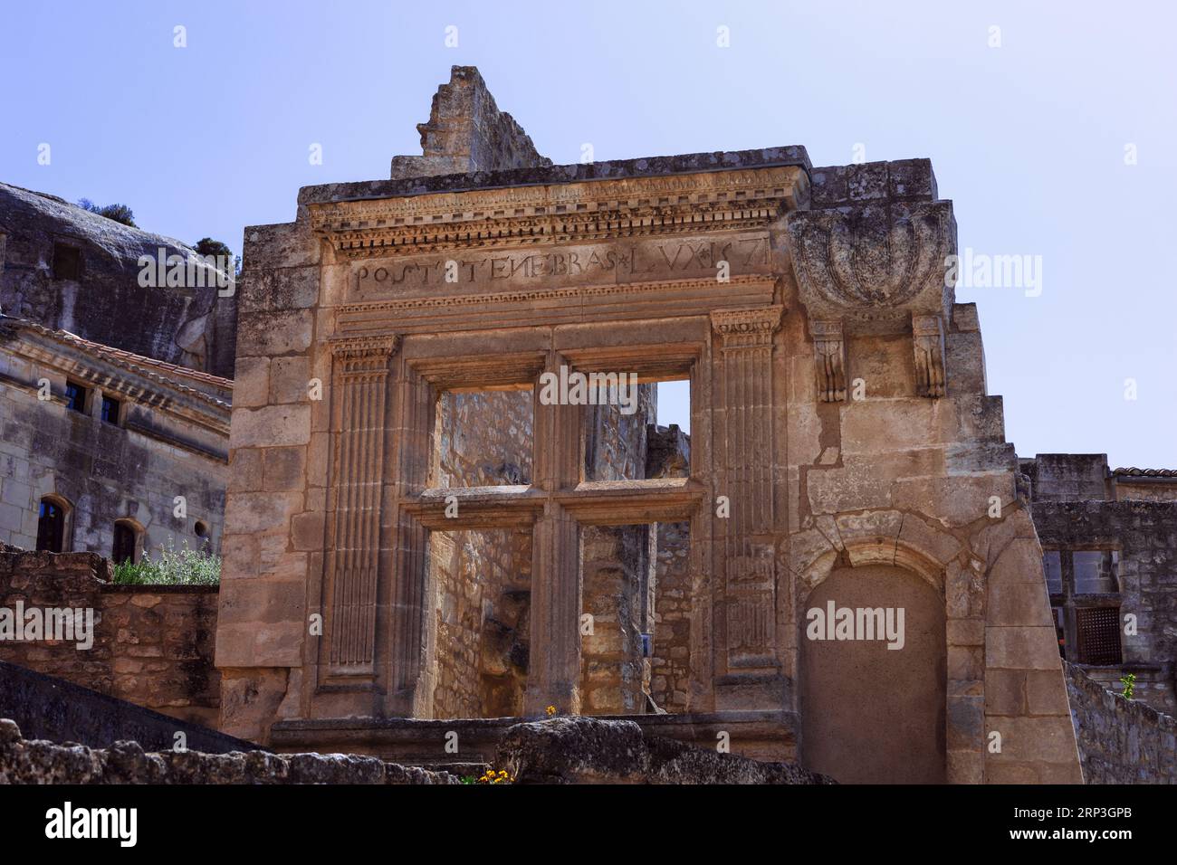 Rovine di una casa distrutta nel 1571 dalle truppe cattoliche. Visualizza un'iscrizione protestante in latino: "Dopo l'oscurità, la luce". Les Baux de Provence, Fran Foto Stock