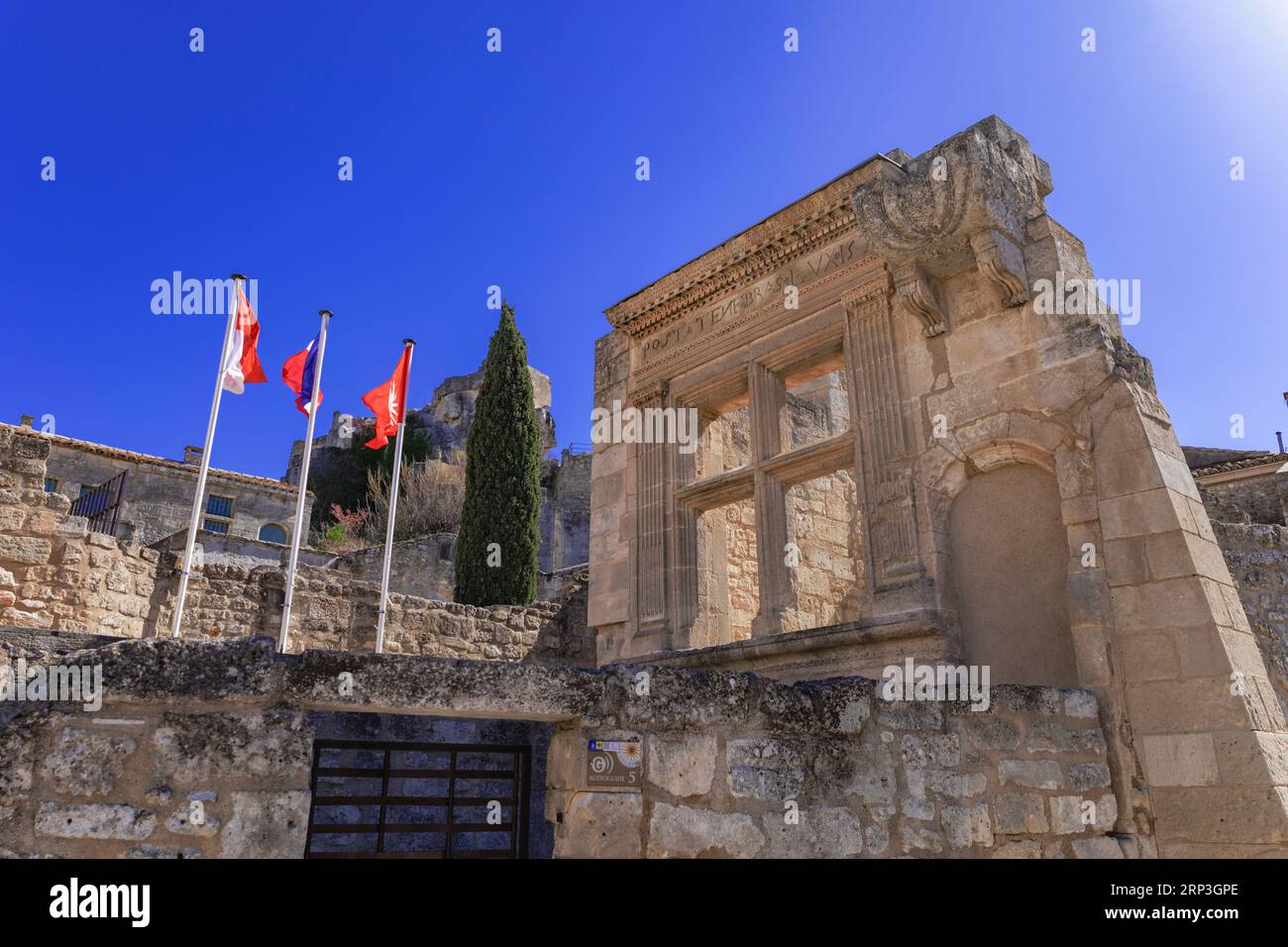 Rovine di una casa distrutta nel 1571 dalle truppe cattoliche. Mostra un'iscrizione protestante in latino: "Dopo l'oscurità, la luce". Les Baux de Provence, Francia Foto Stock
