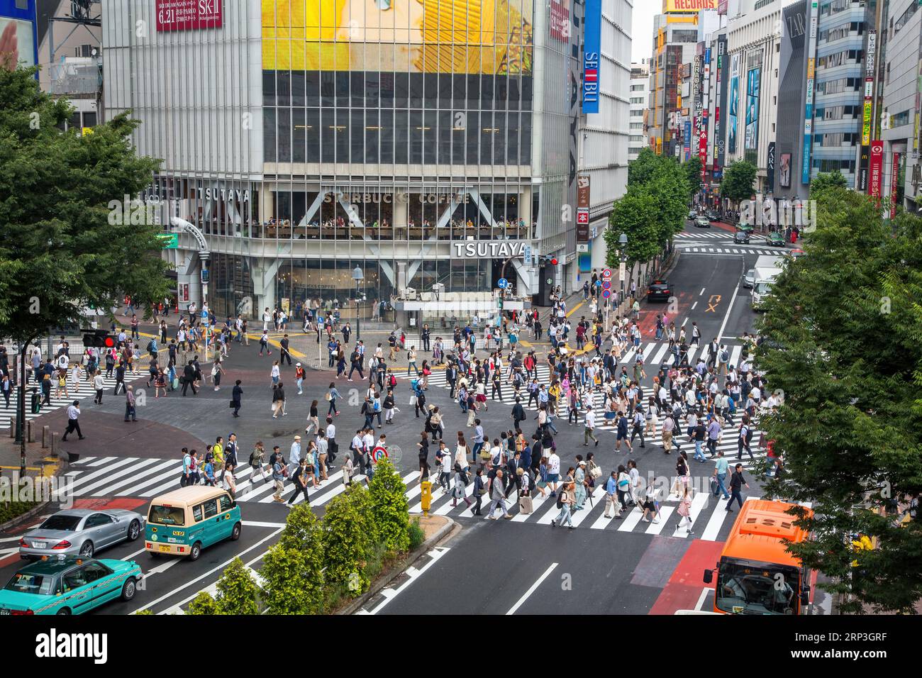 Tokyo, Giappone - 21 giugno 2023: Pedoni e traffico allo Shibuya Crossing, conosciuto come The Scramble, l'attraversamento pedonale più trafficato del mondo. Foto Stock
