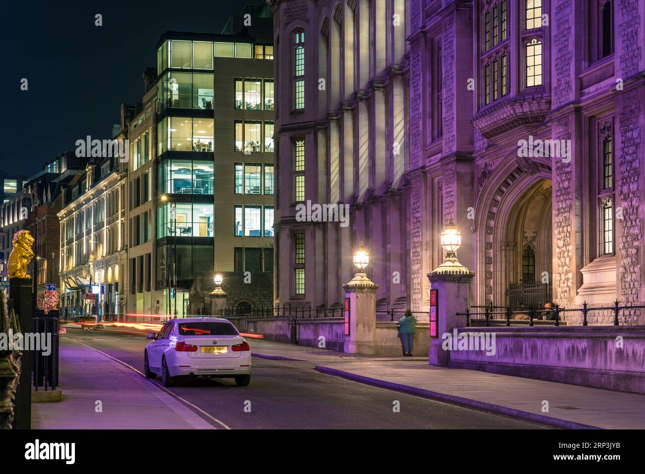 Si tratta di una vista notturna di una strada del quartiere finanziario della City of London nell'area di Strand fuori dal King's College il 24 marzo 2022 a Londra, Regno Unito Foto Stock