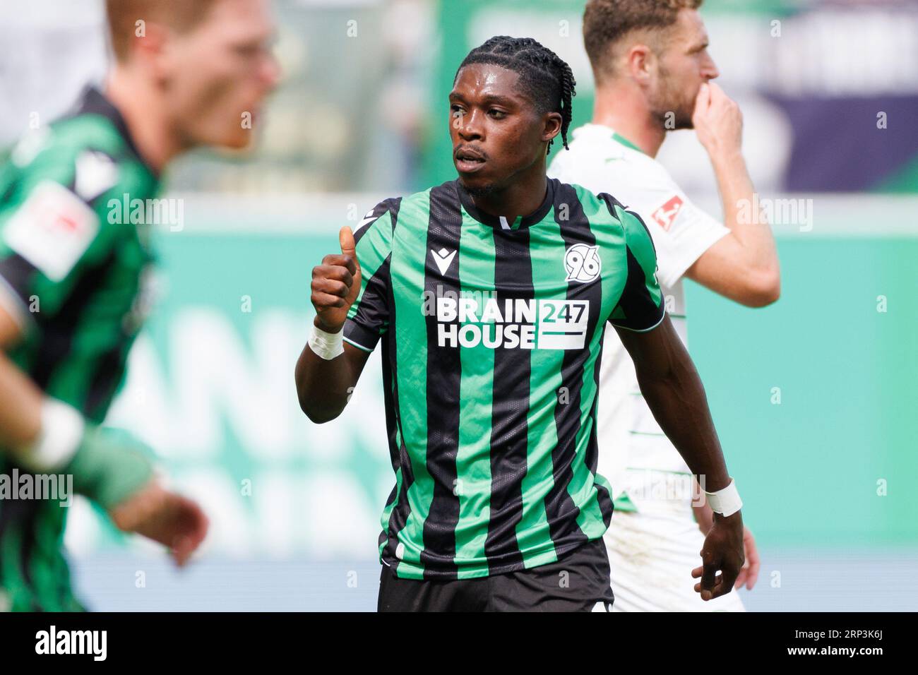 3 settembre 2023, Baviera, Fürth: Calcio: 2° Bundesliga, SpVgg Greuther Fürth - Hannover 96, Matchday 5 allo Sportpark Ronhof Thomas Sommer. Derrick Köhn di Hannover 96 celebra il suo obiettivo di raggiungere 0:2. Foto: Daniel Karmann/dpa - NOTA IMPORTANTE: In conformità ai requisiti della DFL Deutsche Fußball Liga e del DFB Deutscher Fußball-Bund, è vietato utilizzare o far utilizzare fotografie scattate nello stadio e/o della partita sotto forma di immagini di sequenza e/o serie di foto simili a video. Foto Stock