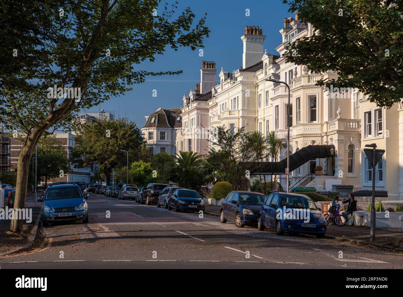 Si tratta di una strada residenziale con tradizionali case britanniche nella città sease di Folkestone nel Kent il 22 settembre 2021 a Folkestone, Regno Unito Foto Stock