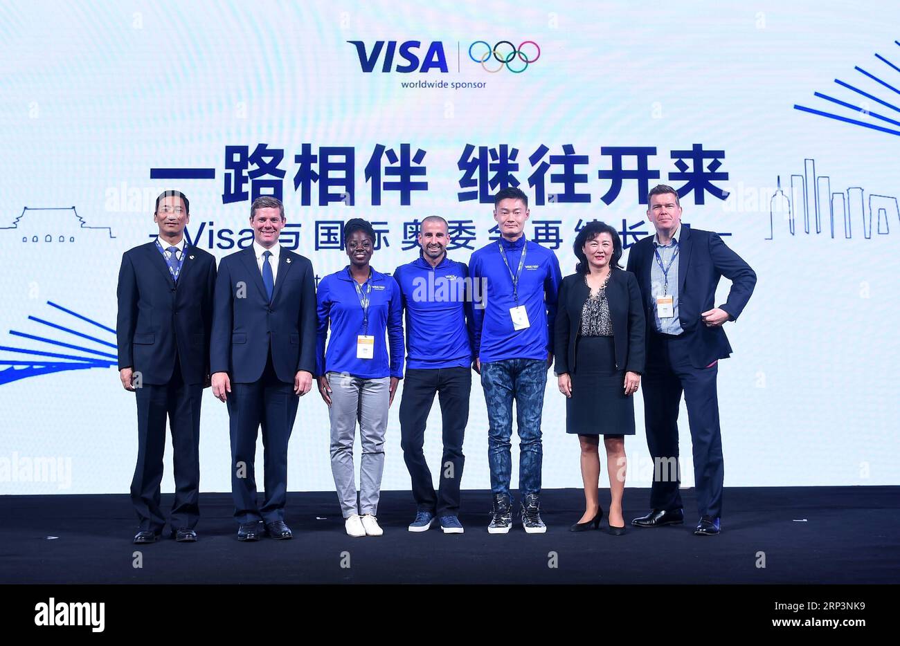 (181012) -- PECHINO, 12 ottobre 2018 -- gli ospiti posano per delle foto a una conferenza stampa a Pechino, capitale della Cina, 12 ottobre 2018. Dopo aver esteso il suo accordo di sponsorizzazione con il Comitato Olimpico Internazionale (CIO) e il Comitato Paralimpico Internazionale (IPC) fino al 2032, Visa ha annunciato l'impegno di fornire un migliore servizio di pagamento digitale ad atleti e tifosi di tutto il mondo. ) (SP)CINA-PECHINO-VISTO-COMITATO OLIMPICO INTERNAZIONALE JIAXYUCHEN PUBLICATIONXNOTXINXCHN Foto Stock