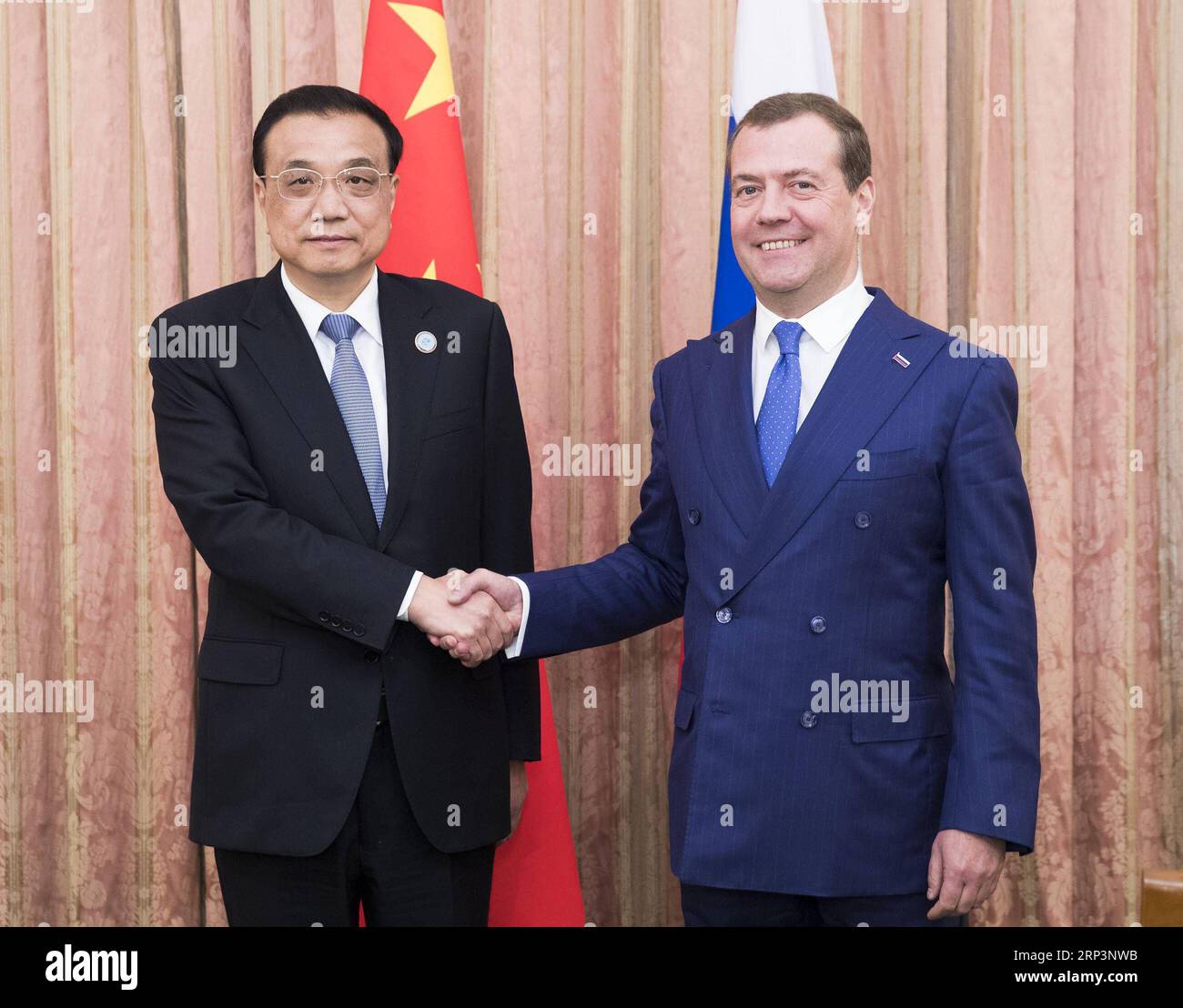 (181012) -- DUSHANBE, 12 ottobre 2018 -- il Premier cinese li Keqiang (L) incontra il primo ministro russo Dmitry Medvedev a Dushanbe, Tagikistan, il 12 ottobre 2018. ) (Sxk) TAGIKISTAN-DUSHANBE-li KEQIANG-RUSSO PM-MEETING HuangxJingwen PUBLICATIONxNOTxINxCHN Foto Stock