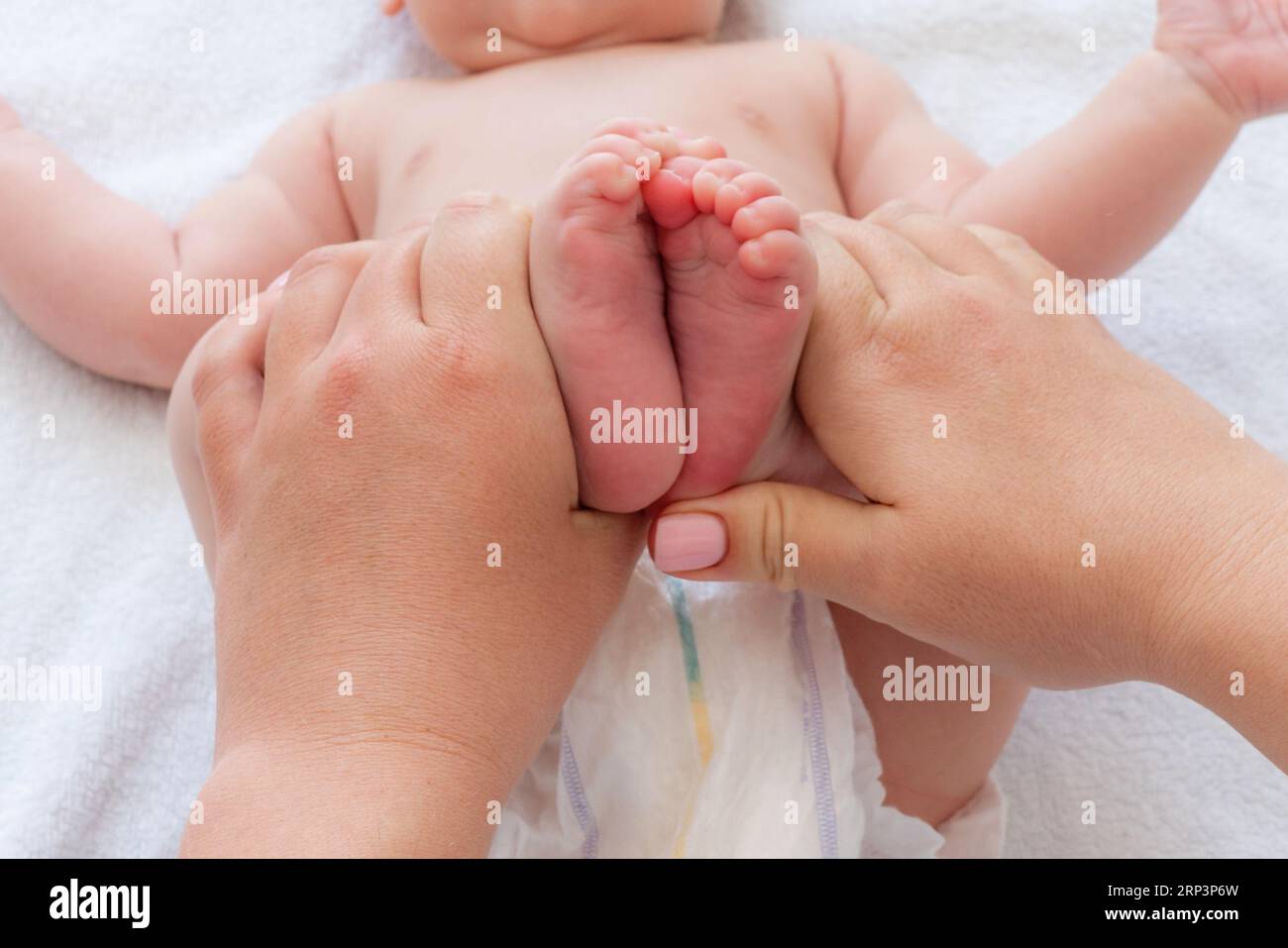 Il tocco della madre allevia il disagio del bambino. Concetto di metodi di scarico coliche Foto Stock
