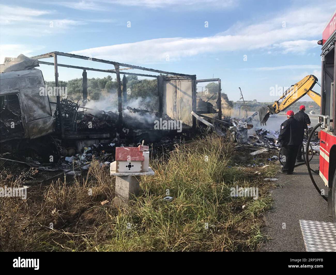 (181013) -- ATENE, 13 ottobre 2018 -- foto scattata il 13 ottobre 2018 mostra un camion bruciato a Kavala, in Grecia. Un'auto passeggeri si è scontrata con un camion nel nord della Grecia sabato, uccidendo tutte le undici persone all'interno dell'auto, ha riferito l'agenzia di stampa ufficiale AMNA. ) (Zhf) GRECIA-KAVALA-INCIDENTE STRADALE AntonisxNikolopoulos PUBLICATIONxNOTxINxCHN Foto Stock