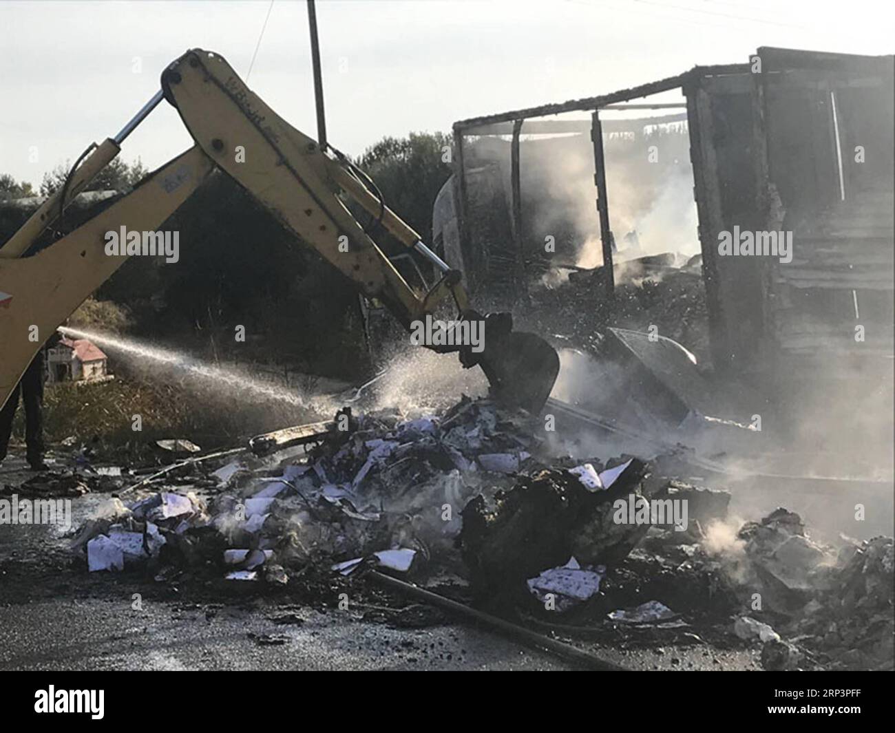 (181013) -- ATENE, 13 ottobre 2018 -- foto scattata il 13 ottobre 2018 mostra i resti dell'incidente stradale a Kavala, Grecia. Un'auto passeggeri si è scontrata con un camion nel nord della Grecia sabato, uccidendo tutte le undici persone all'interno dell'auto, ha riferito l'agenzia di stampa ufficiale AMNA. ) (Zhf) GRECIA-KAVALA-INCIDENTE STRADALE AntonisxNikolopoulos PUBLICATIONxNOTxINxCHN Foto Stock