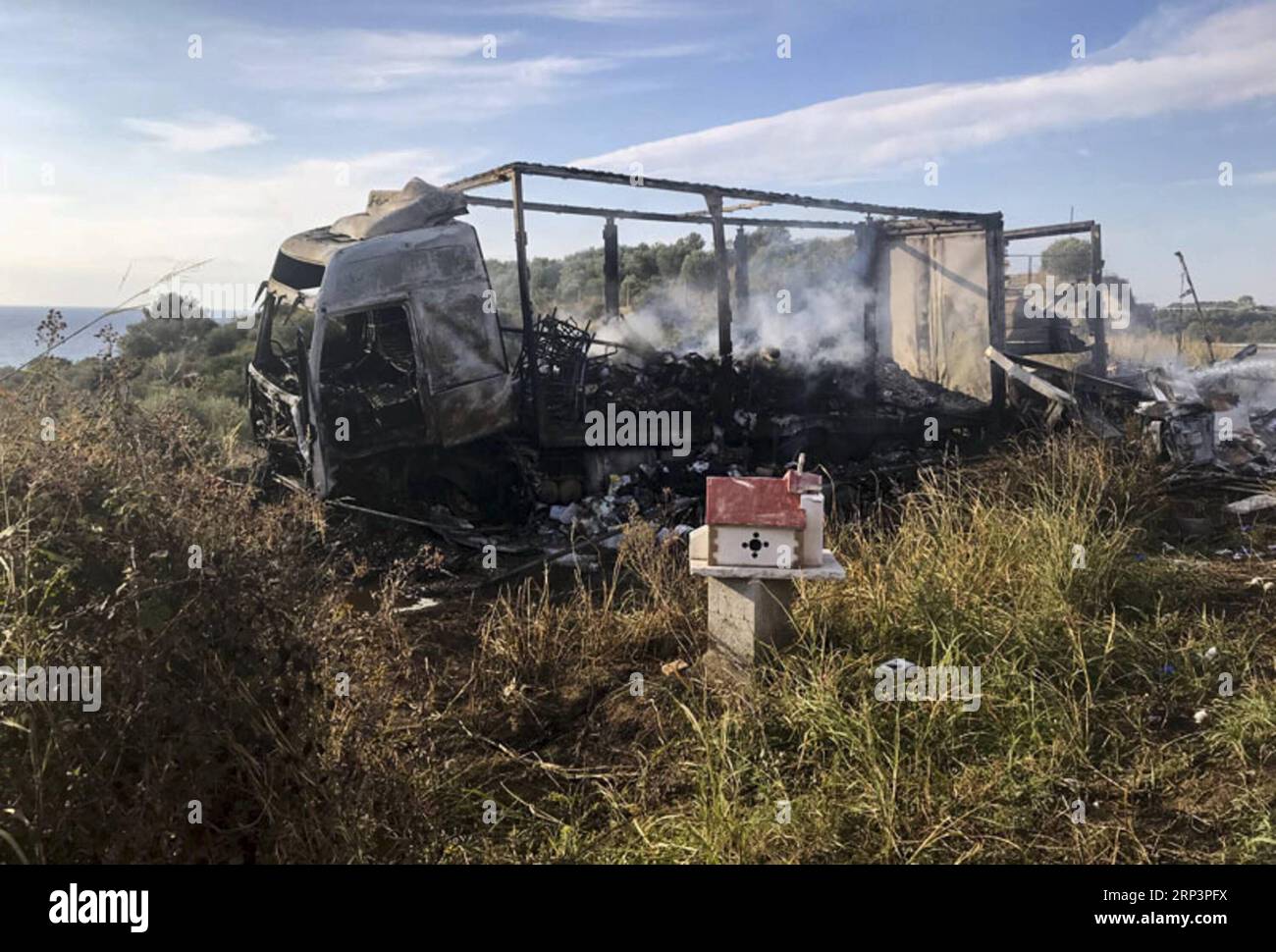 (181013) -- ATENE, 13 ottobre 2018 -- foto scattata il 13 ottobre 2018 mostra un camion bruciato a Kavala, in Grecia. Un'auto passeggeri si è scontrata con un camion nel nord della Grecia sabato, uccidendo tutte le undici persone all'interno dell'auto, ha riferito l'agenzia di stampa ufficiale AMNA. ) (Zhf) GRECIA-KAVALA-INCIDENTE STRADALE AntonisxNikolopoulos PUBLICATIONxNOTxINxCHN Foto Stock