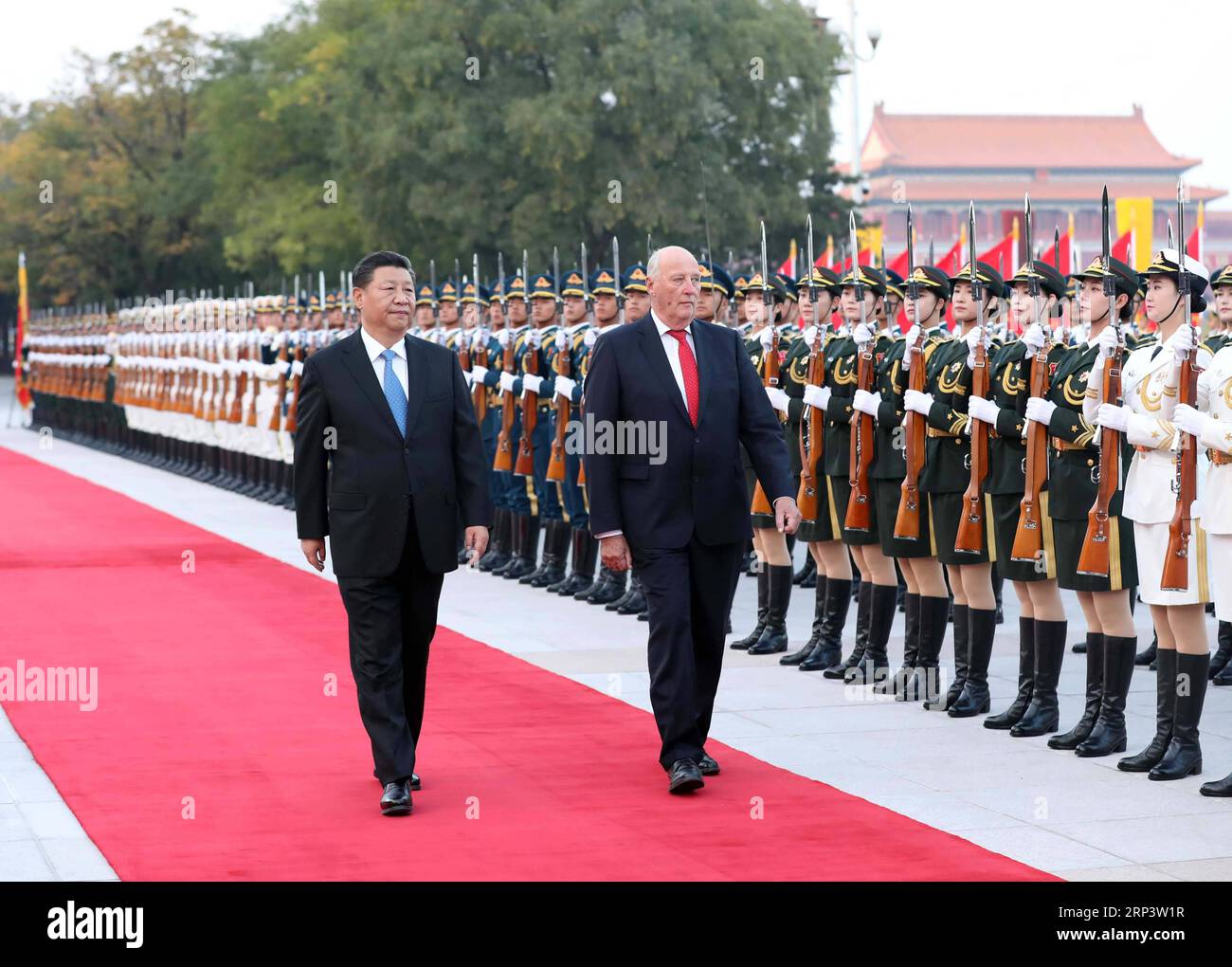 (181016) -- PECHINO, 16 ottobre 2018 -- il presidente cinese Xi Jinping (L) tiene una cerimonia di benvenuto per il re di Norvegia Harald V prima dei loro colloqui a Pechino, capitale della Cina, 16 ottobre 2018. ) (ly) CHINA-BEIJING-XI JINPING-NORWAY KING-TALKS (CN) LiuxWeibing PUBLICATIONxNOTxINxCHN Foto Stock