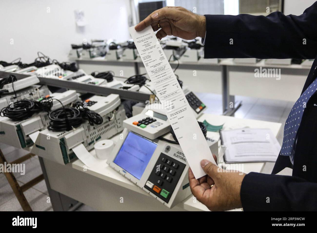 (181017) -- SAO PAULO, 17 ottobre 2018 -- Un dipendente mostra il risultato del test di un dispositivo di voto elettronico in una sede elettorale di San Paolo, Brasile, 16 ottobre 2018. Il secondo turno delle elezioni presidenziali si terrà il 28 ottobre tra Jair Bolsonaro, del Partito Social Liberale (PSL), e Fernando Haddad del Partito dei lavoratori (PT). (cdh) BRASILE-SAN PAOLO-ELEZIONI PRESIDENZIALI-SECONDA FASE DI PREPARAZIONE RahelxPatrasso PUBLICATIONxNOTxINxCHN Foto Stock