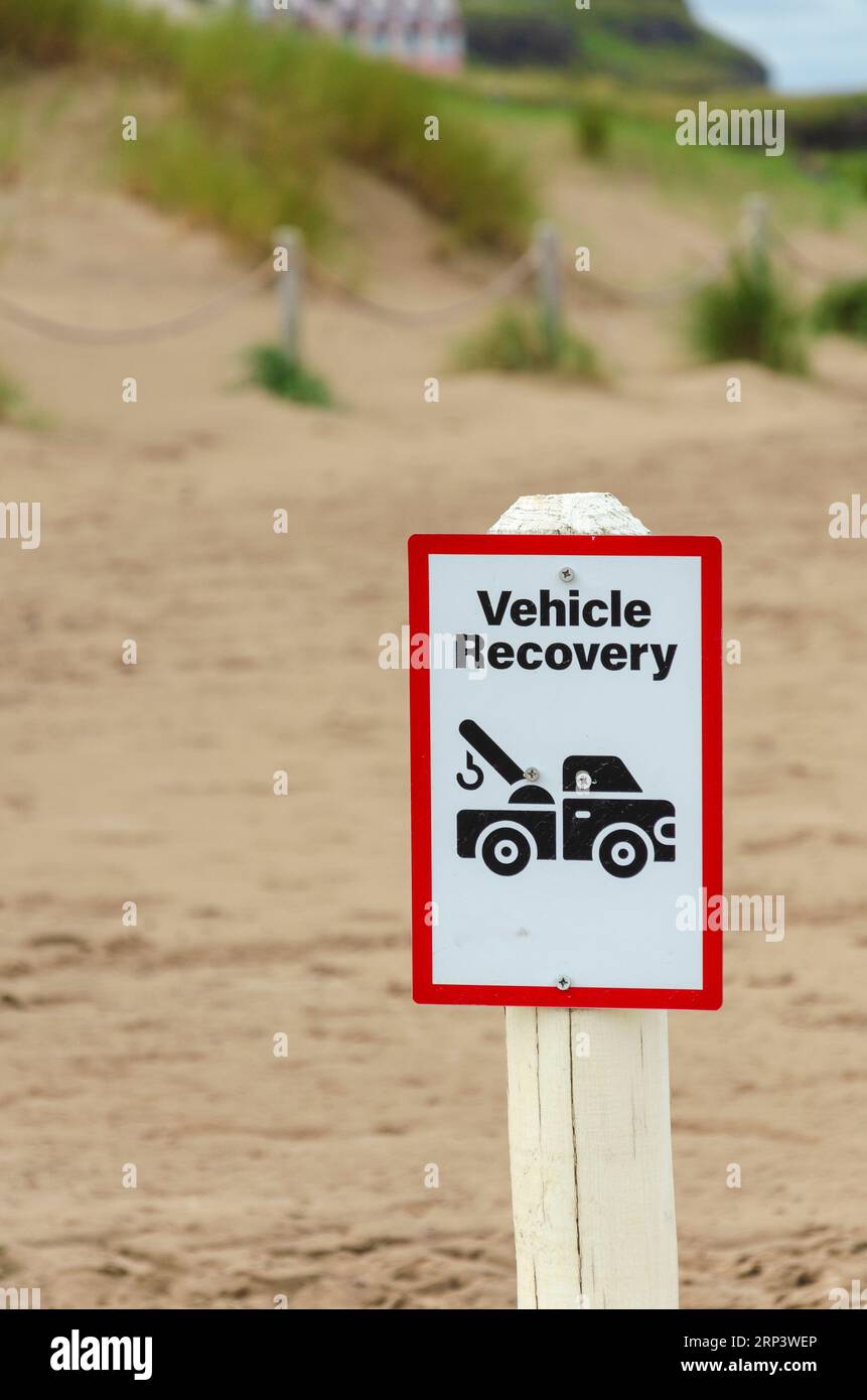 Cartello di recupero veicoli sulla spiaggia Foto Stock