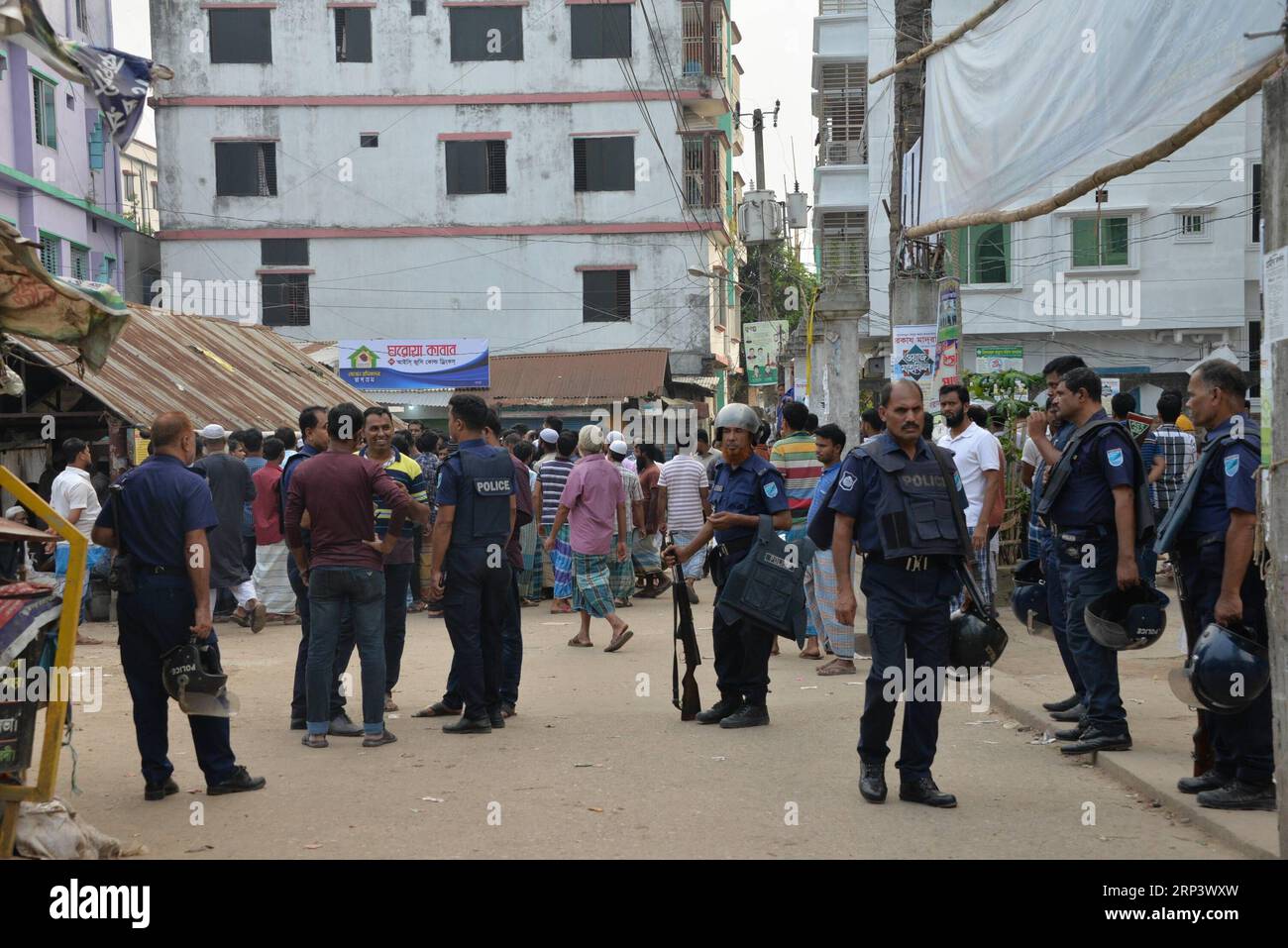 (181017) -- NSRSINGDI, 17 ottobre 2018 () -- i poliziotti stanno di guardia dopo aver messo in guardia un edificio in cui sospetti militanti erano rinchiusi a Narsingdi, Bangladesh, il 17 ottobre 2018. Due sospette militanti si sono arrese mercoledì dopo che le forze di sicurezza del Bangladesh hanno fatto irruzione nel nascondiglio di un gruppo islamista bandito sotto assedio nel distretto di Narsingdi dal lunedì sera. ()(rh) BANGLADESH-NARSINGDI-RAID Xinhua PUBLICATIONxNOTxINxCHN Foto Stock