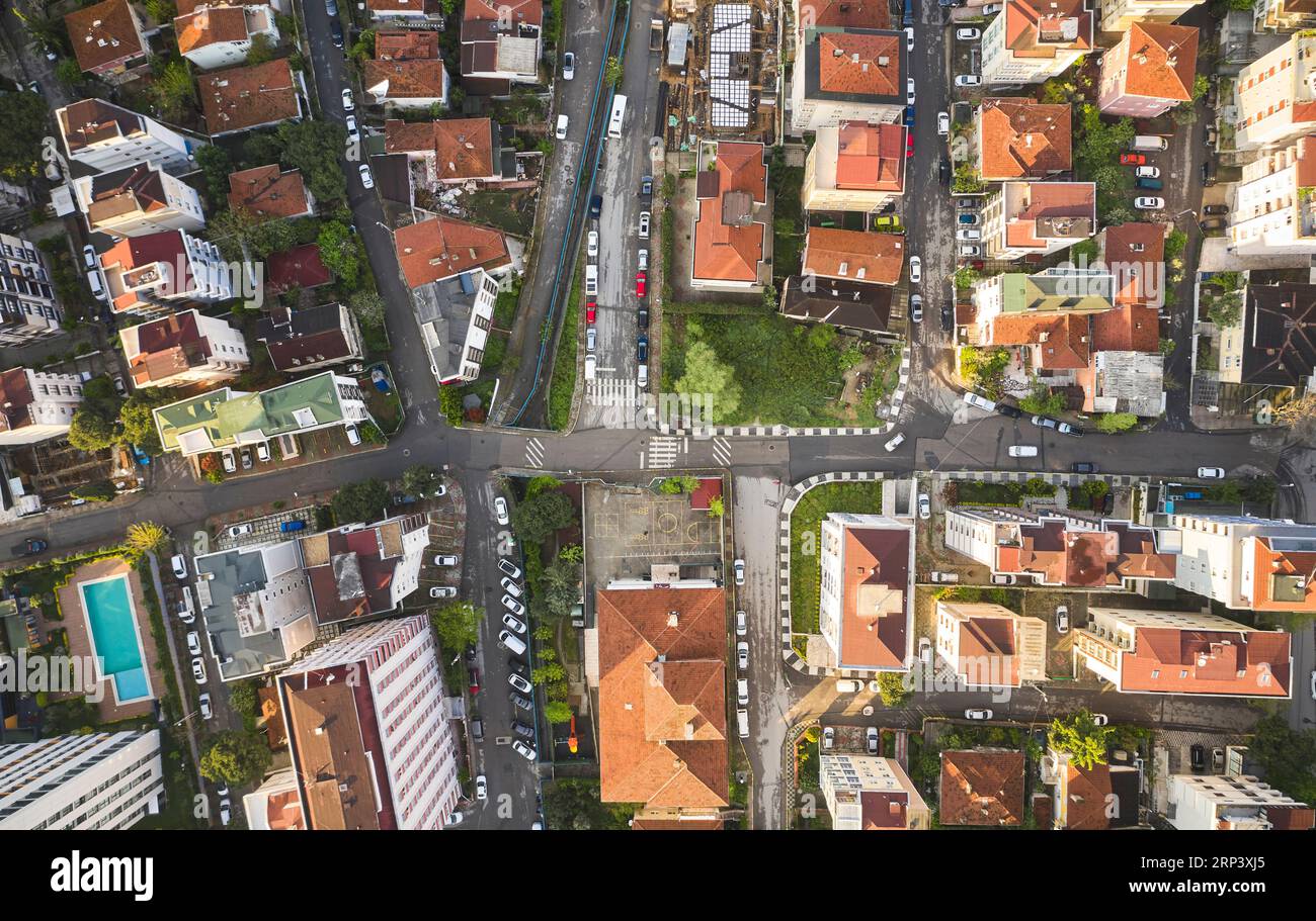 bellissima ripresa aerea con un drone dall'alto di una città. paese balcanico Foto Stock