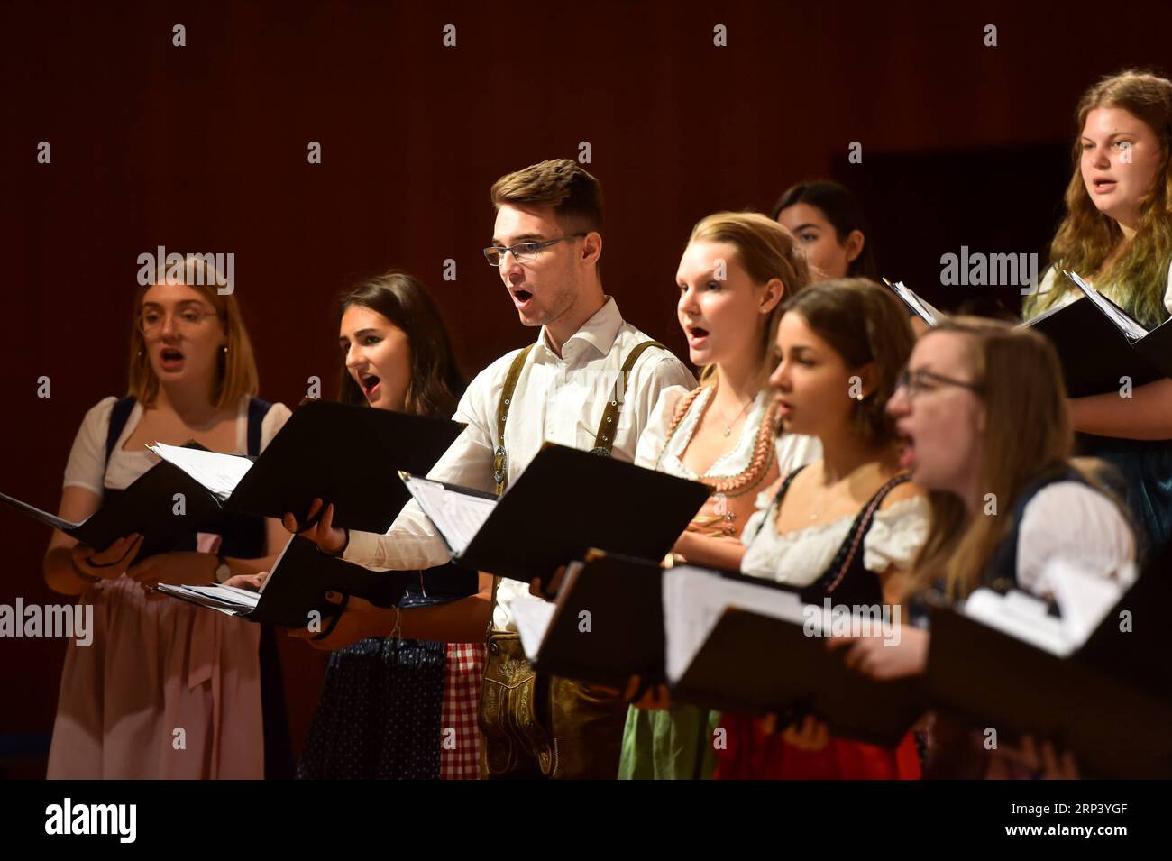 (181019) -- PECHINO, 19 ottobre 2018 -- i membri del coro di Perchtoldsdorf, Austria si esibiscono durante il Festival internazionale della corale degli studenti di Pechino 2018 al National Centre for the Performing Arts di Pechino, capitale della Cina, 19 ottobre 2018. Nell'ambito della Beijing International Art Week for Youth, l'evento ha visto la partecipazione di giovani membri del coro provenienti da nove paesi che hanno presentato quattro spettacoli di coro. ) (lmm) CHINA-BEIJING-ART-CHORUS-FESTIVAL (CN) LuoxXiaoguang PUBLICATIONxNOTxINxCHN Foto Stock