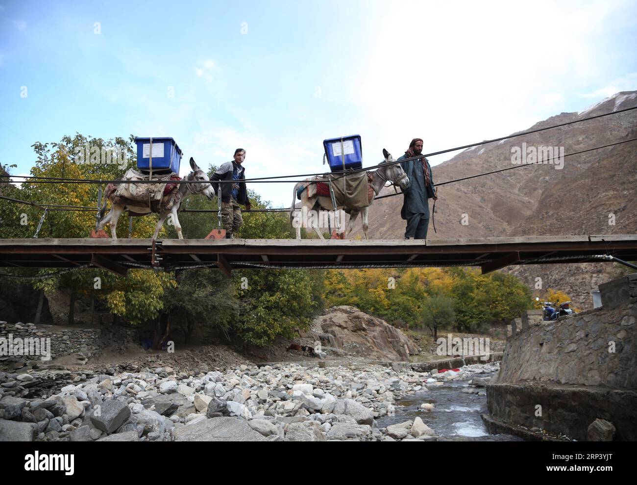 (181019) -- PANJSHIR (AFGHANISTAN), 19 ottobre 2018 -- i lavoratori della Commissione elettorale indipendente afghana (IEC) trasportano materiale elettorale nella valle di Abdullah Khil nel distretto di Dara nella provincia di Panjshir, Afghanistan orientale, il 19 ottobre 2018. L'Afghanistan terrà le elezioni per Wolesi Jirga o la camera bassa del parlamento sabato in mezzo a gravi sfide per la sicurezza. ) AFGHANISTAN-PANJSHIR-MATERIALE ELETTORALE RahmatxAlizadah PUBLICATIONxNOTxINxCHN Foto Stock