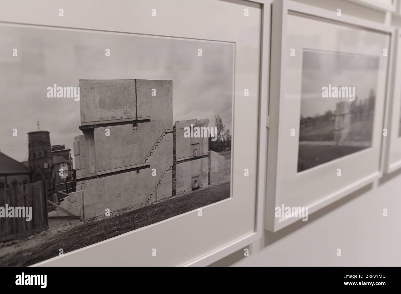 (181019) -- WASHINGTON, 19 ottobre 2018 -- foto scattata il 19 ottobre 2018 mostra opere fotografiche dell'artista britannica Rachel Whiteread alla National Gallery of Art di Washington D.C., negli Stati Uniti. La mostra di Rachel Whiteread, un'artista britannica che produce principalmente sculture e vincitrice del Turner Prize, ha riunito circa 100 oggetti del corso dei 30 anni di carriera dell'artista, tra cui disegni, fotografie, sculture in scala architettonica, materiali d'archivio e materiali documentari su progetti pubblici. ) U.S.-WASHINGTON D.C.-RACHEL WHITEREAD-EXHIBITION LIUXJIE PUBLICATIONX Foto Stock