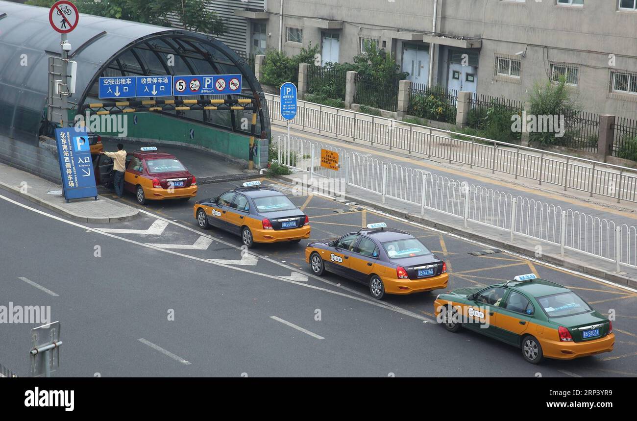 (181020) -- PECHINO, 20 ottobre 2018 -- la foto scattata il 28 luglio 2016 mostra una lunga coda di taxi in attesa di passeggeri alla stazione ferroviaria di Pechino Sud a Pechino, capitale della Cina. Se siete venuti a Pechino, capitale della Cina, 40 anni fa, probabilmente siete stati colpiti dal mare di biciclette sulle strade, un fenomeno unico che ha guadagnato alla Cina il titolo di regno delle biciclette . A quel tempo, i cinesi ordinari non potevano permettersi le auto e poche persone potevano viaggiare in aereo, figuriamoci frequenti viaggi a lunga distanza. I treni, il mezzo di trasporto più comune allora, erano sempre pieni di marmellate nei compartimenti farraginosi Foto Stock