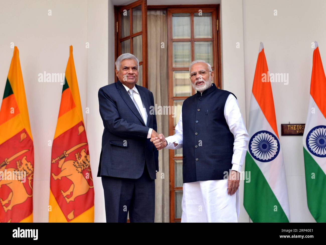 (181020) -- NUOVA DELHI, 20 ottobre 2018 -- il primo ministro indiano Narendra modi (R) stringe la mano con Ranil Wickremesinghe in visita a nuova Delhi, India, 20 ottobre 2018. ) (wtc) INDIA-NUOVA DELHI-SRI LANKA-PRIMO MINISTRO-RIUNIONE ParthaxSarkar PUBLICATIONxNOTxINxCHN Foto Stock